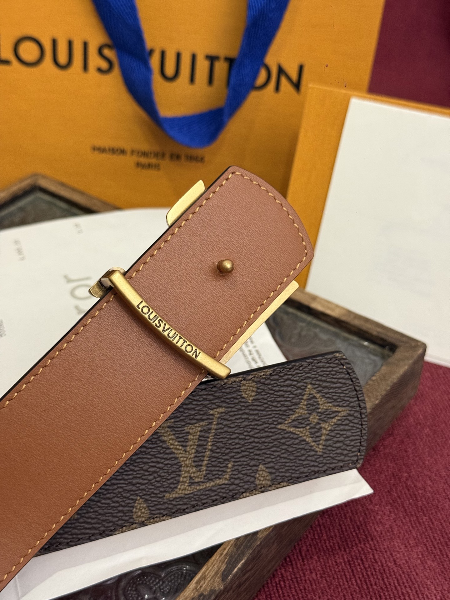 本款 LV Dimension Monogram Midnight 40 毫米双面腰带以前卫大胆的单色现
