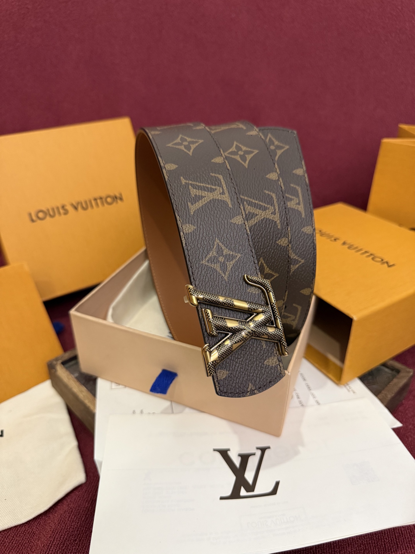 本款 LV Dimension Monogram Midnight 40 毫米双面腰带以前卫大胆的单色现