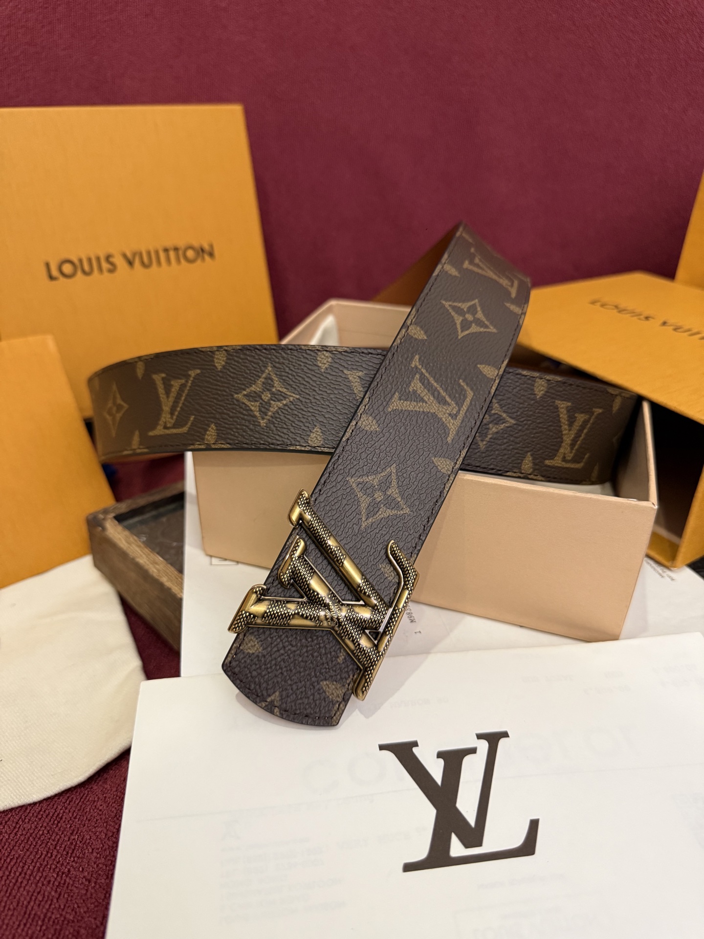 本款 LV Dimension Monogram Midnight 40 毫米双面腰带以前卫大胆的单色现
