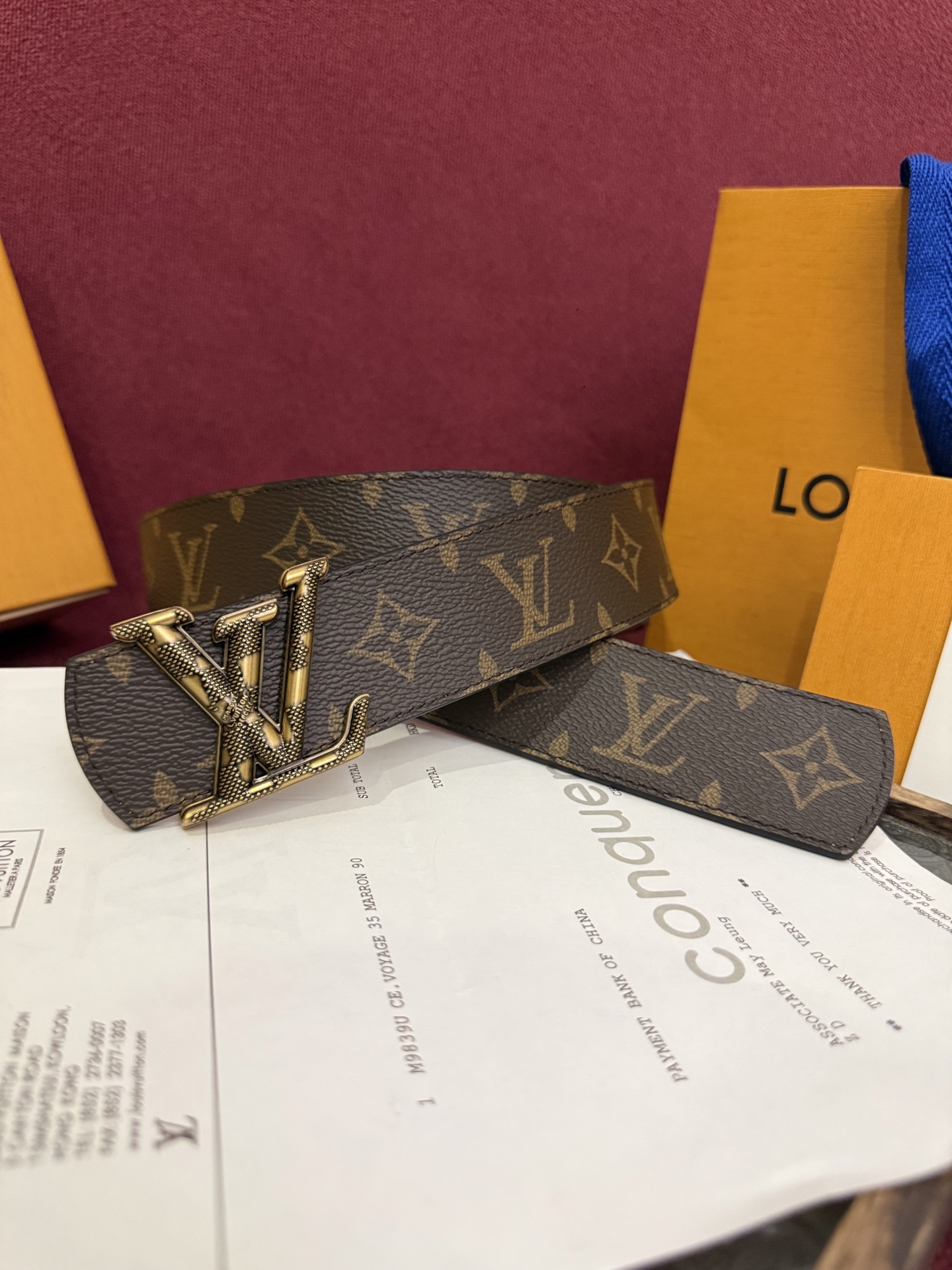 本款 LV Dimension Monogram Midnight 40 毫米双面腰带以前卫大胆的单色现