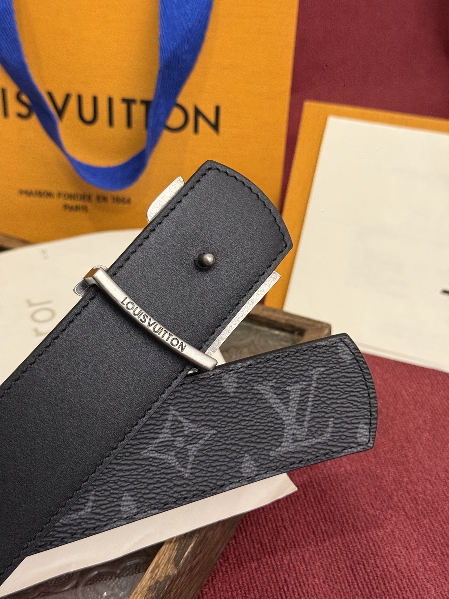 本款 LV Dimension Monogram Midnight 40 毫米双面腰带以前卫大胆的单色现