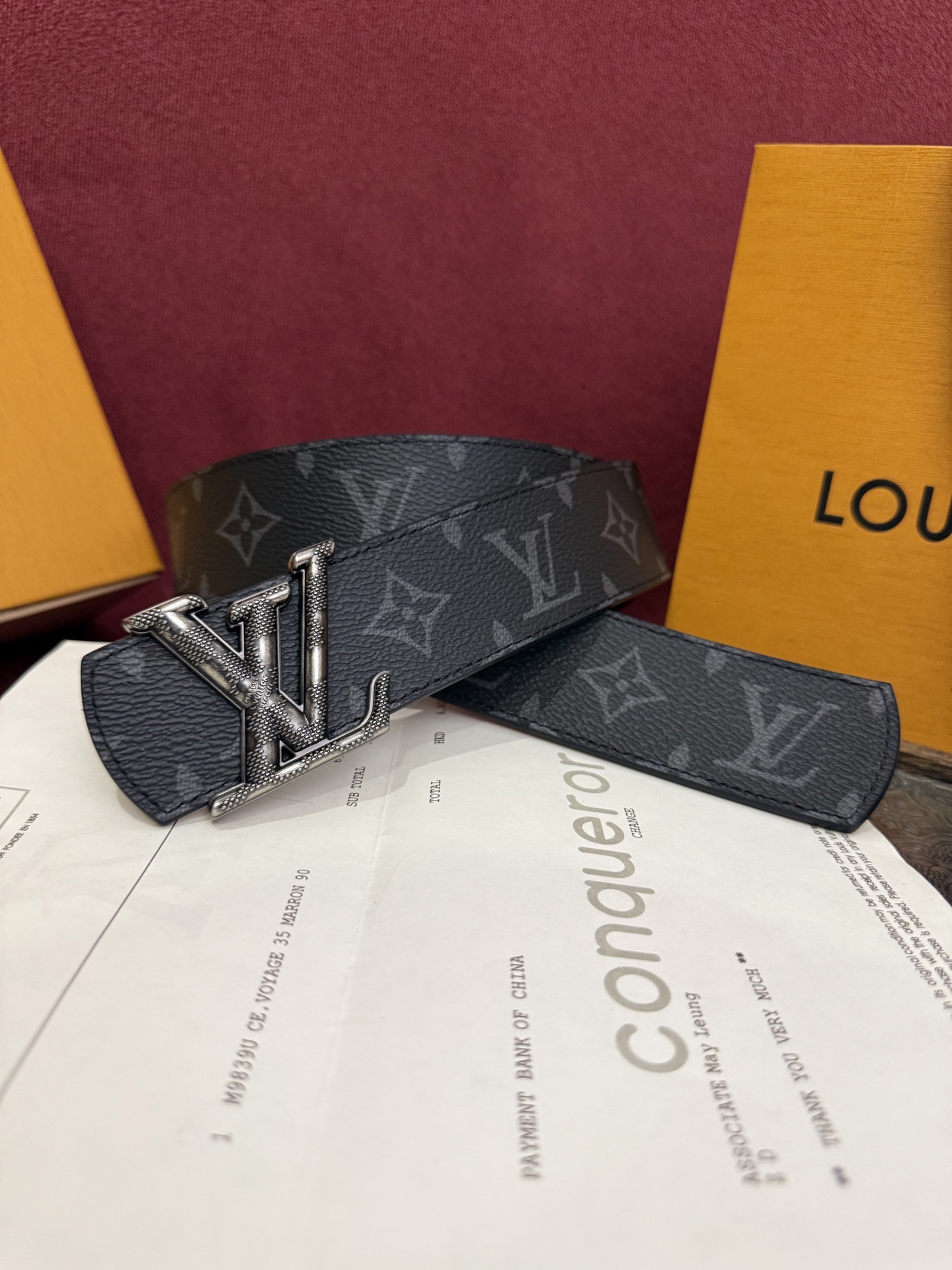 本款 LV Dimension Monogram Midnight 40 毫米双面腰带以前卫大胆的单色现