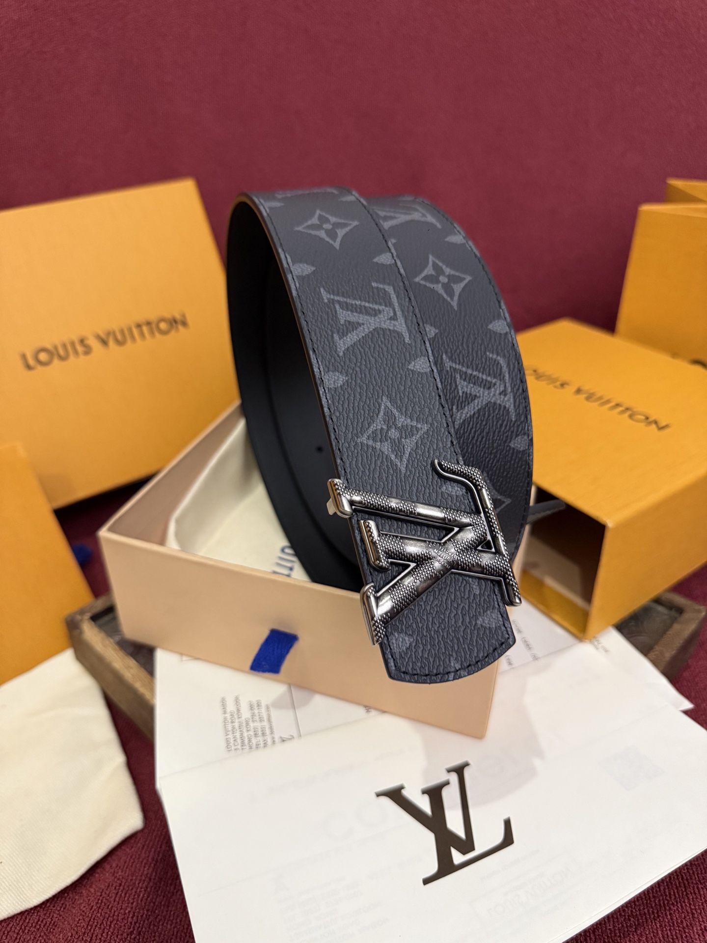 本款 LV Dimension Monogram Midnight 40 毫米双面腰带以前卫大胆的单色现