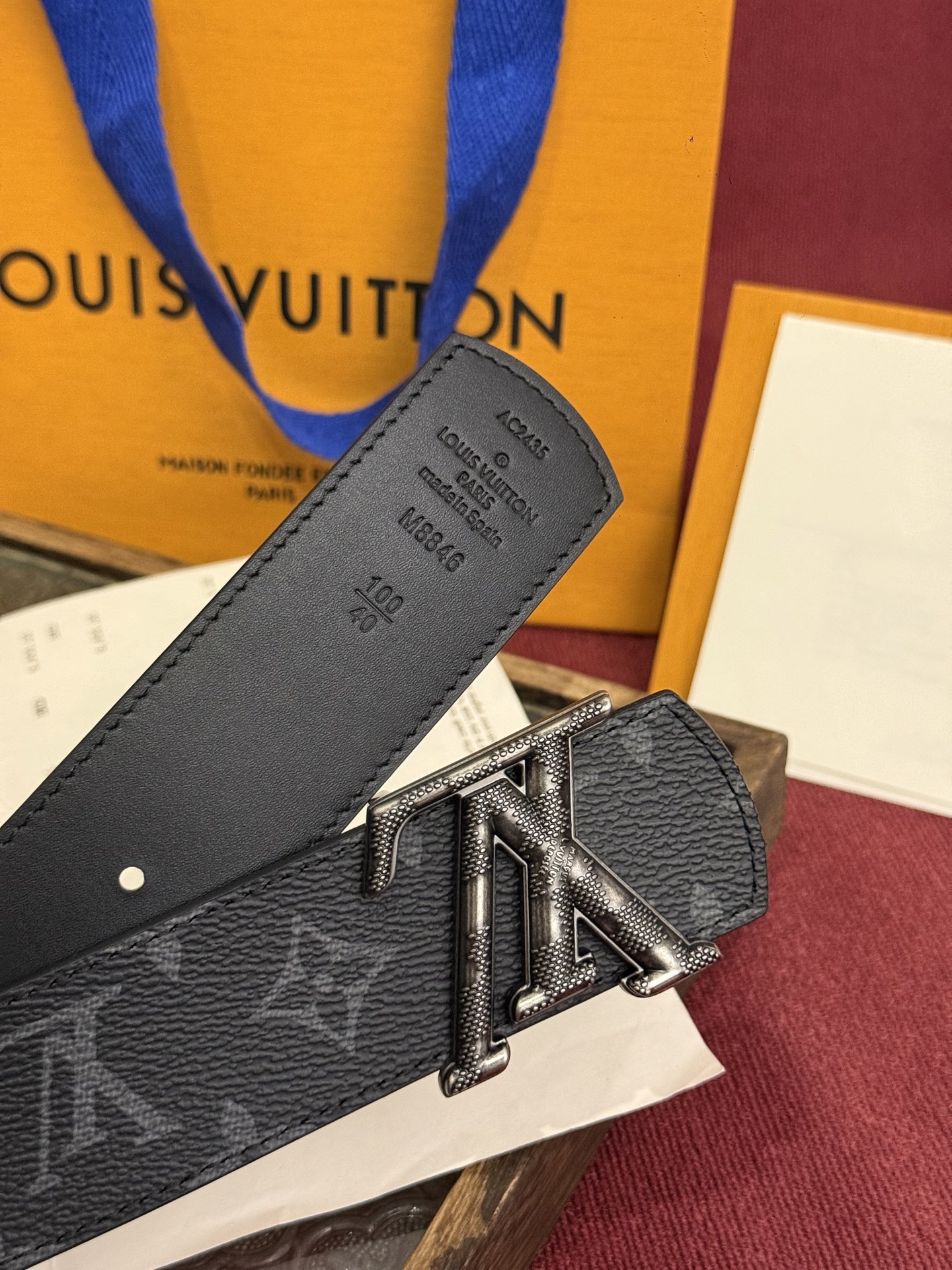 本款 LV Dimension Monogram Midnight 40 毫米双面腰带以前卫大胆的单色现