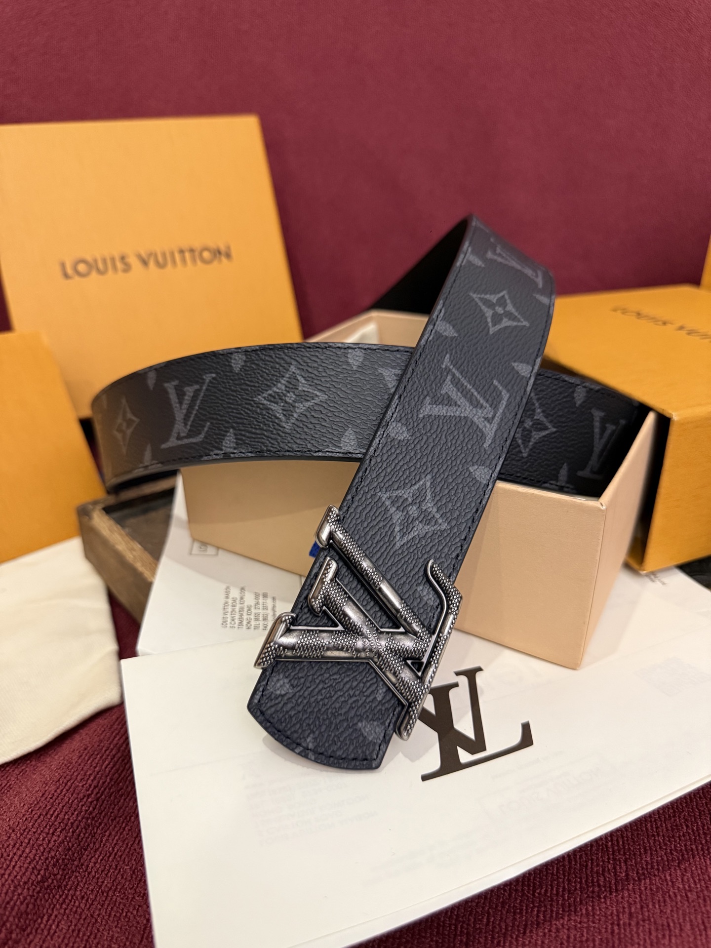 本款 LV Dimension Monogram Midnight 40 毫米双面腰带以前卫大胆的单色现