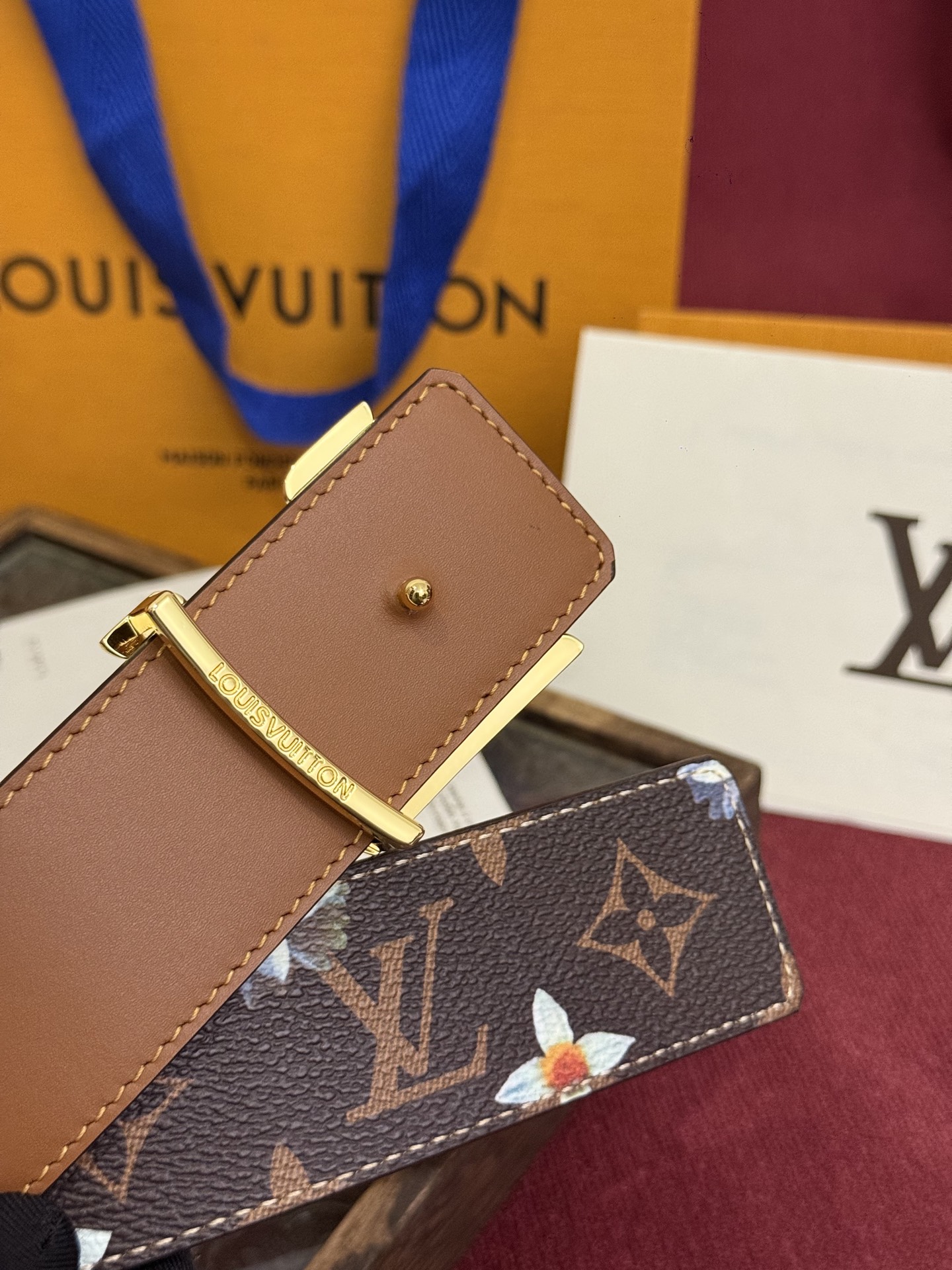 本款 LV Dimension Monogram Midnight 40 毫米双面腰带以前卫大胆的单色现