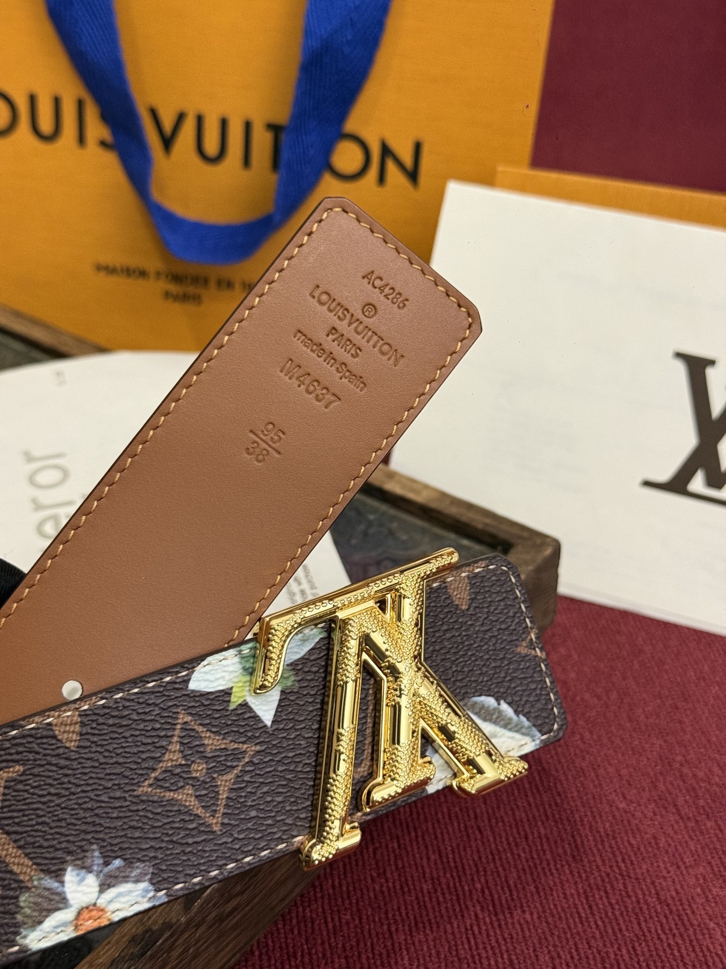 本款 LV Dimension Monogram Midnight 40 毫米双面腰带以前卫大胆的单色现