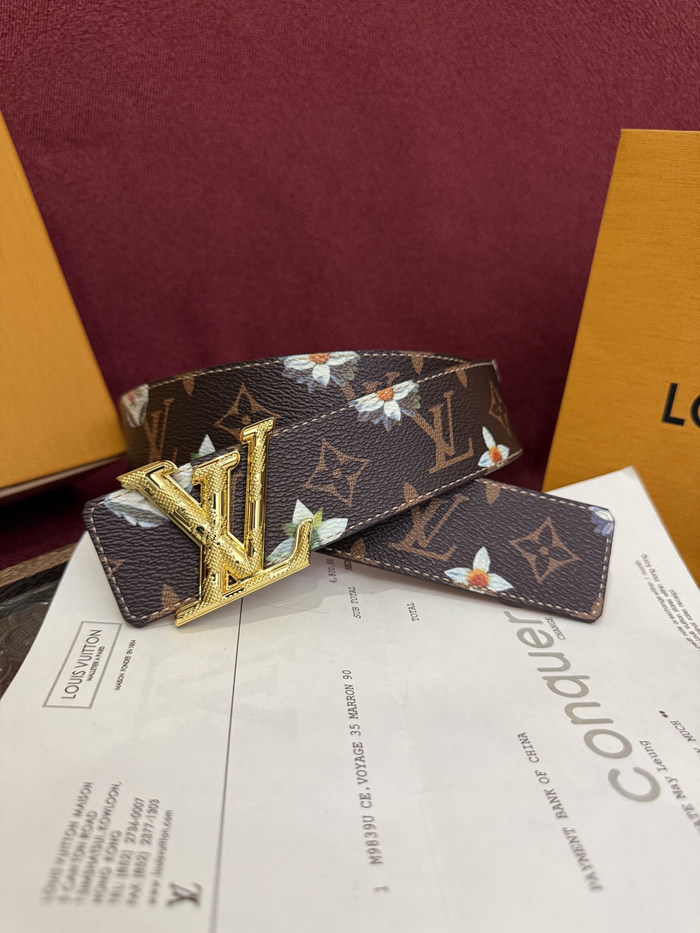 本款 LV Dimension Monogram Midnight 40 毫米双面腰带以前卫大胆的单色现