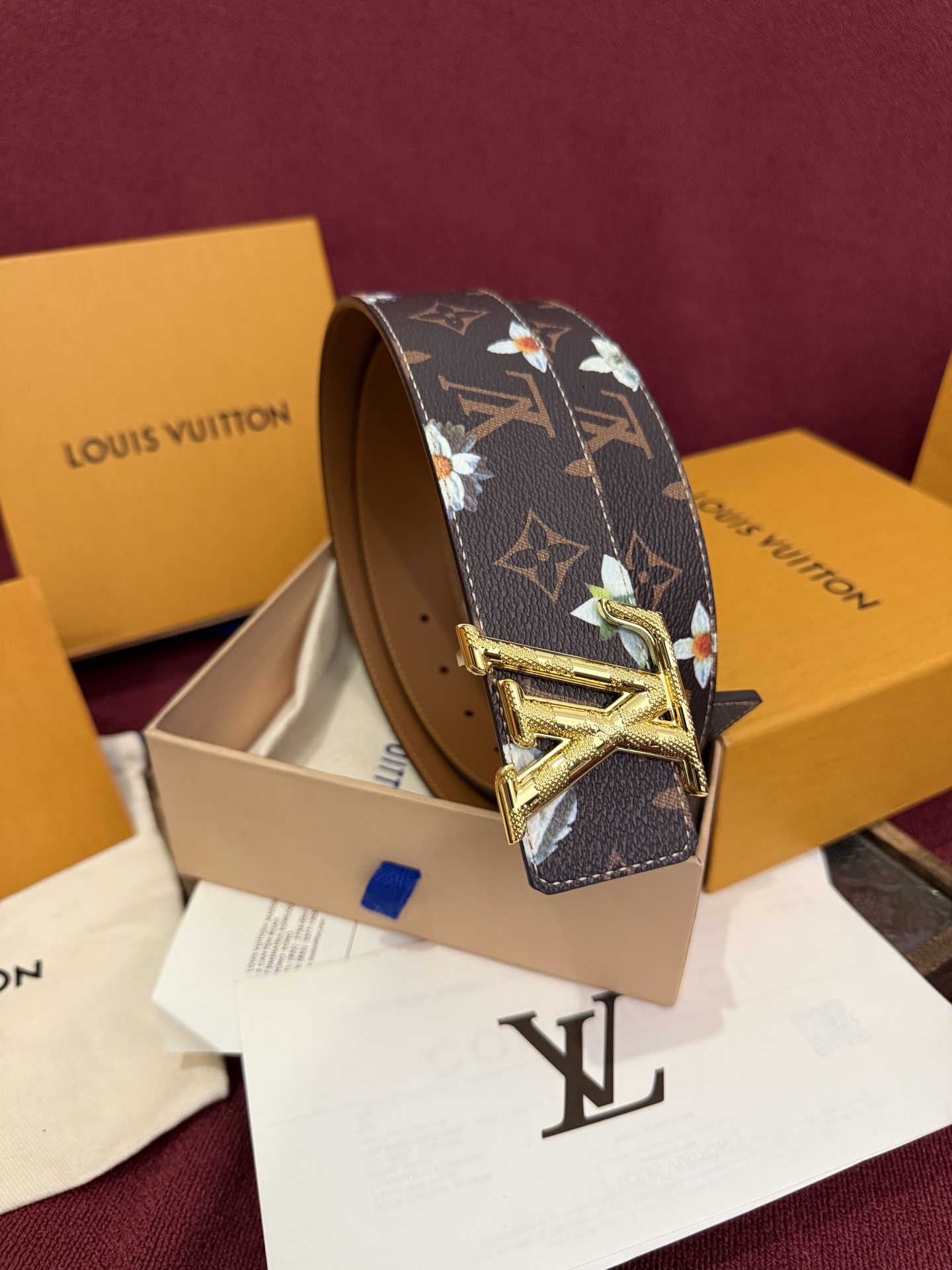 本款 LV Dimension Monogram Midnight 40 毫米双面腰带以前卫大胆的单色现