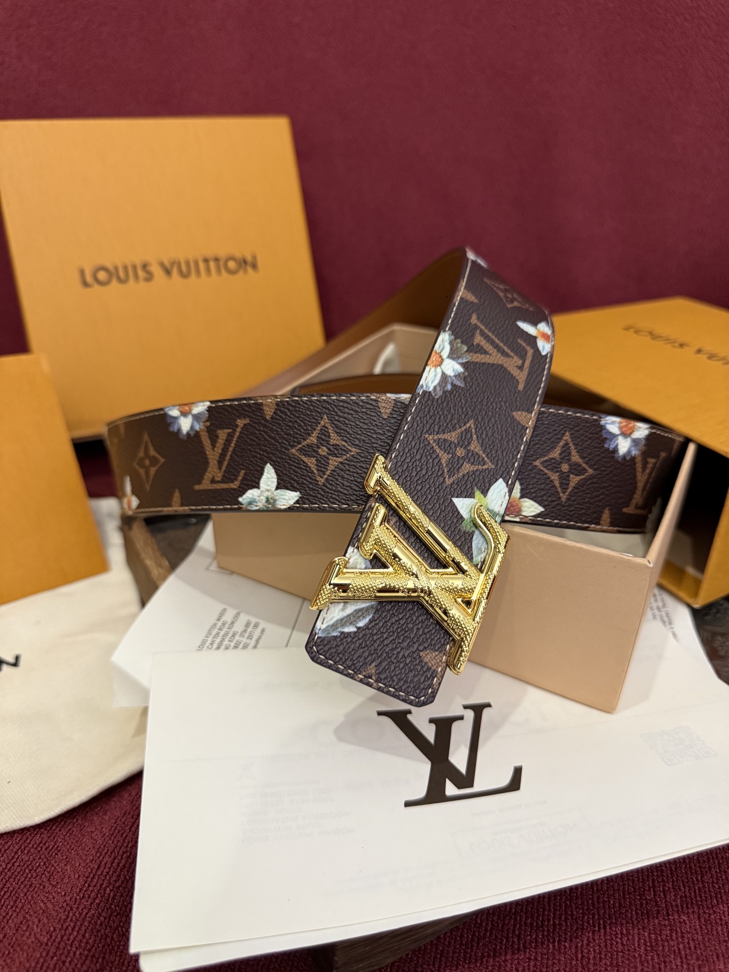 本款 LV Dimension Monogram Midnight 40 毫米双面腰带以前卫大胆的单色现