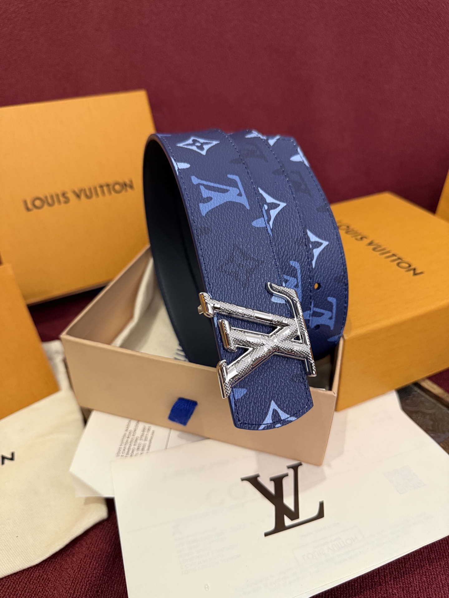 本款 LV Dimension Monogram Midnight 40 毫米双面腰带以前卫大胆的单色现