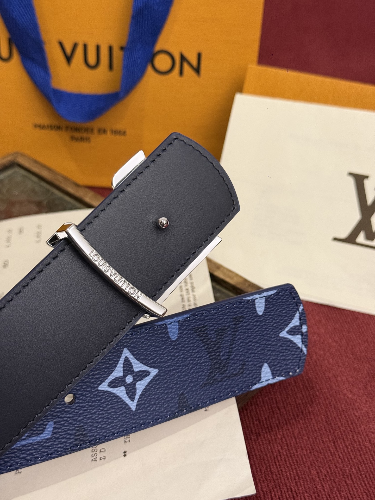 本款 LV Dimension Monogram Midnight 40 毫米双面腰带以前卫大胆的单色现