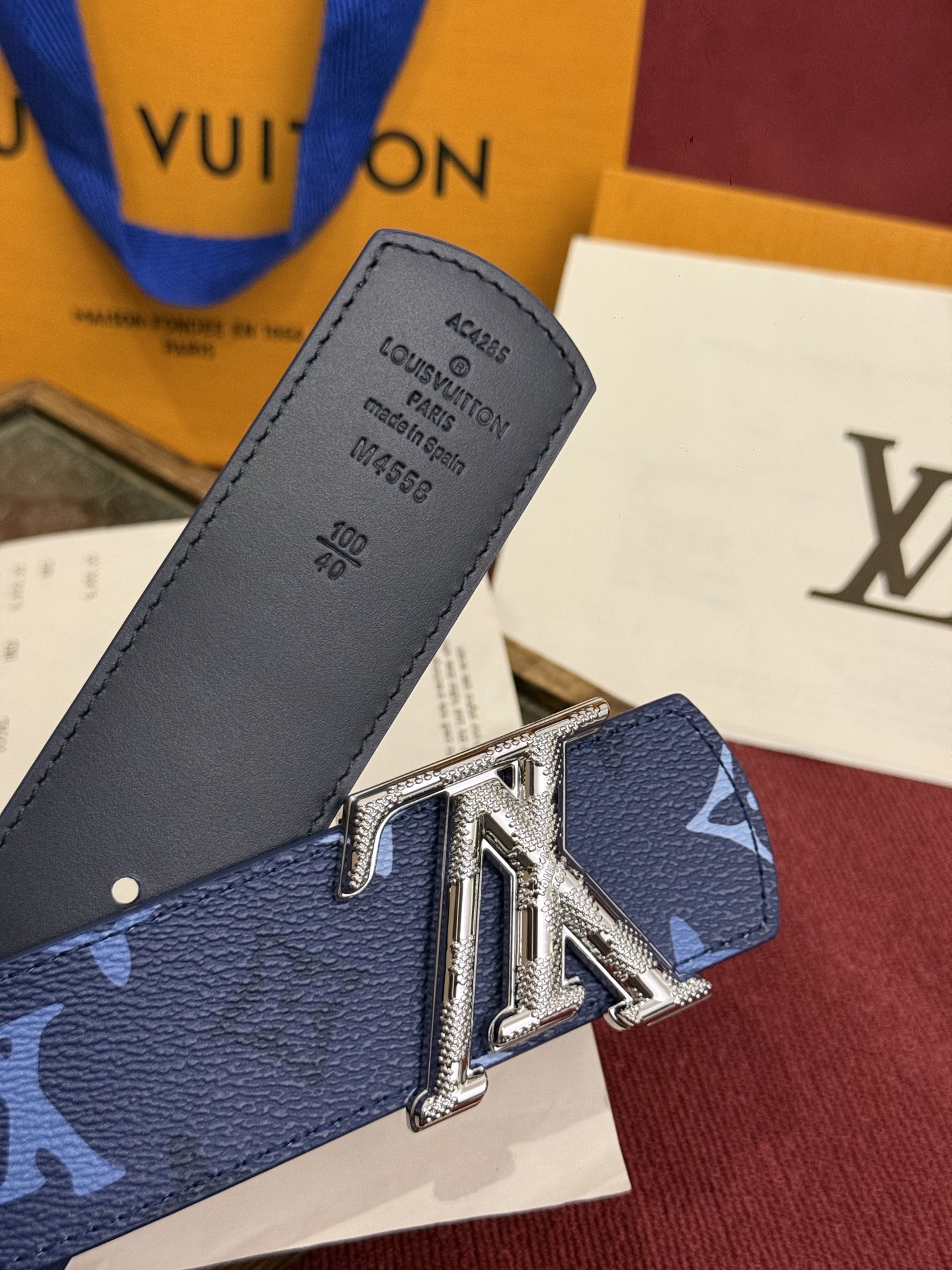 本款 LV Dimension Monogram Midnight 40 毫米双面腰带以前卫大胆的单色现