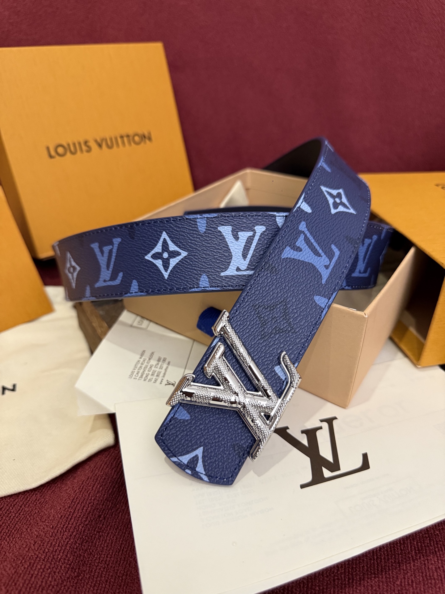 本款 LV Dimension Monogram Midnight 40 毫米双面腰带以前卫大胆的单色现