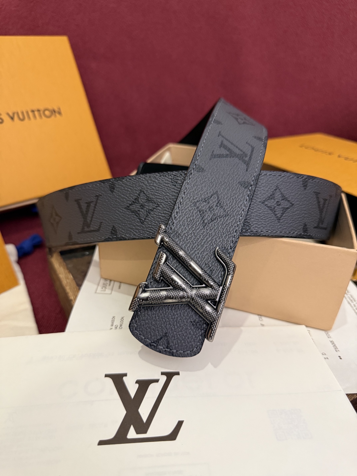 本款 LV Dimension Monogram Midnight 40 毫米双面腰带以前卫大胆的单色现