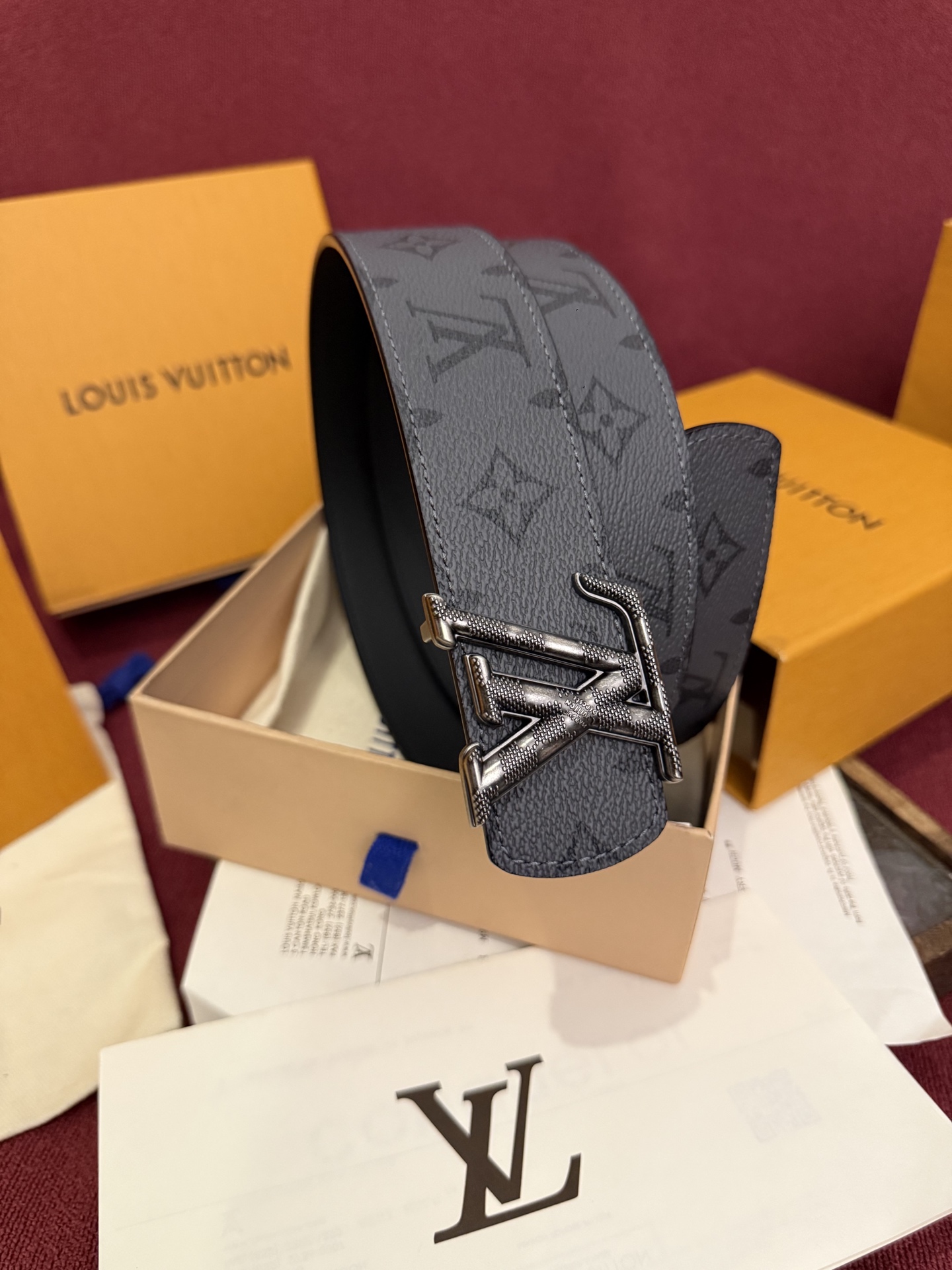 本款 LV Dimension Monogram Midnight 40 毫米双面腰带以前卫大胆的单色现