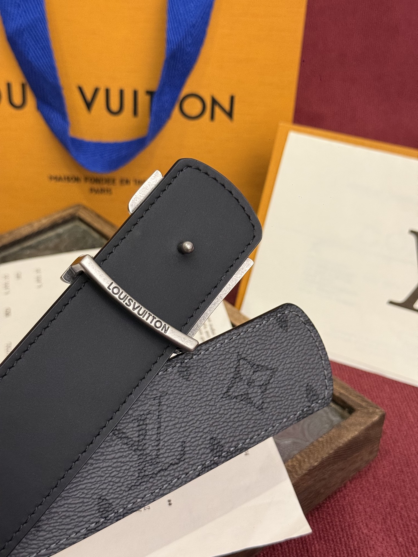 本款 LV Dimension Monogram Midnight 40 毫米双面腰带以前卫大胆的单色现