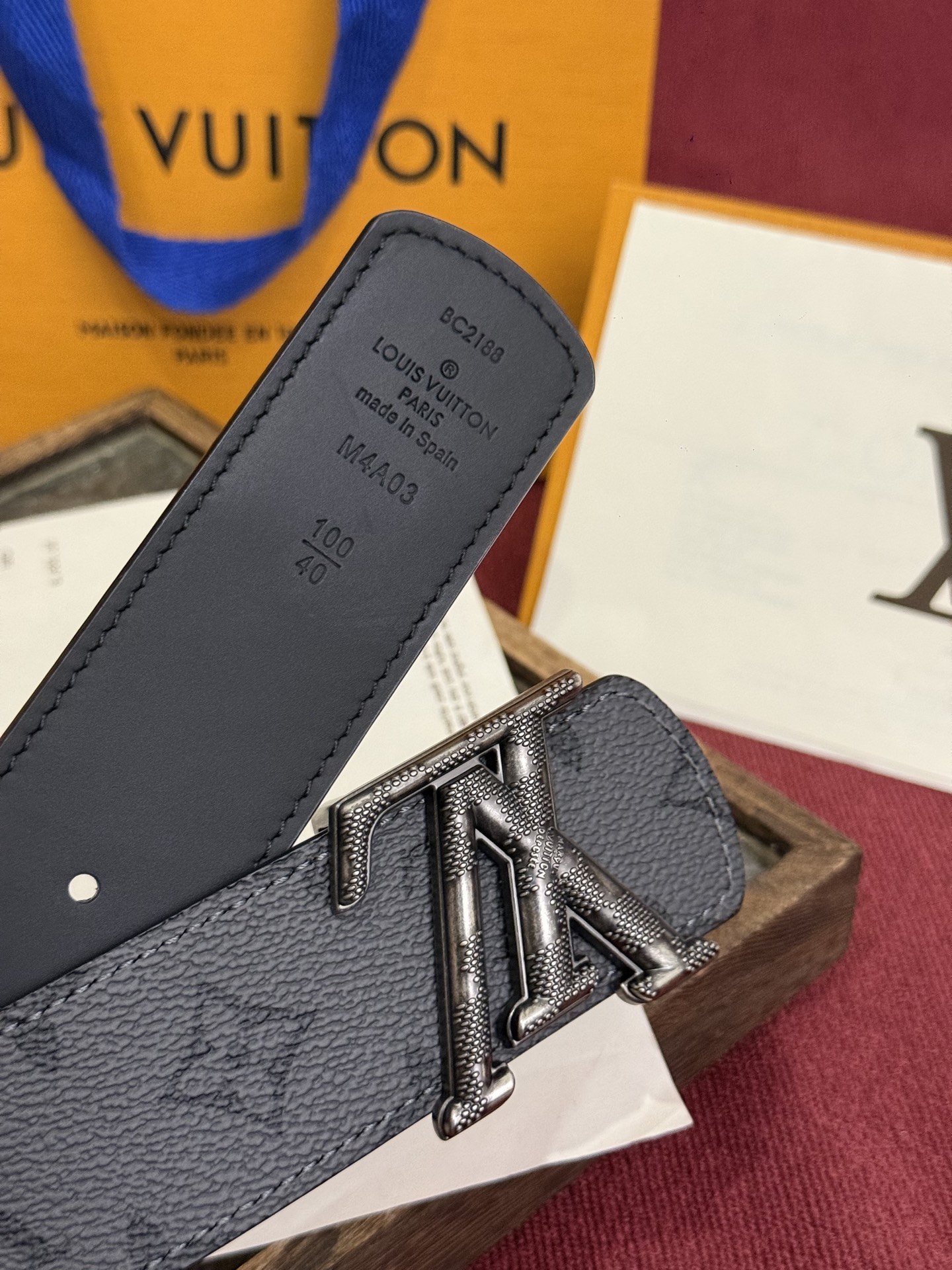 本款 LV Dimension Monogram Midnight 40 毫米双面腰带以前卫大胆的单色现