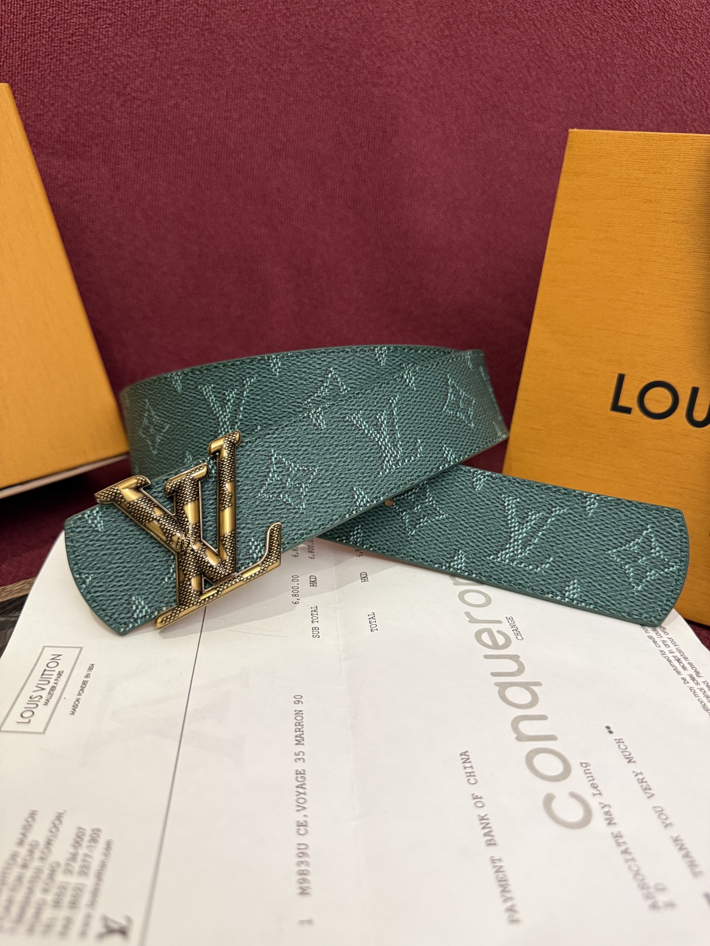 本款 LV Dimension Monogram Midnight 40 毫米双面腰带以前卫大胆的单色现