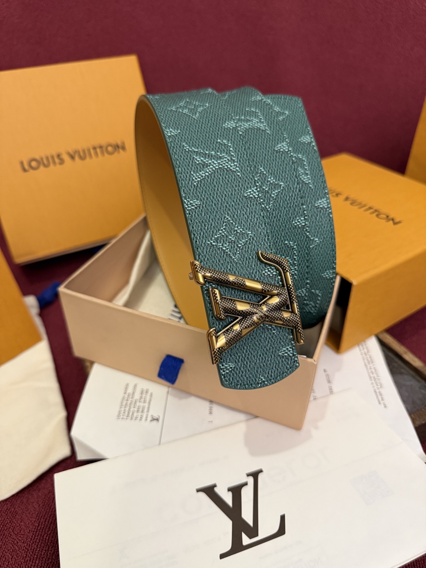 本款 LV Dimension Monogram Midnight 40 毫米双面腰带以前卫大胆的单色现