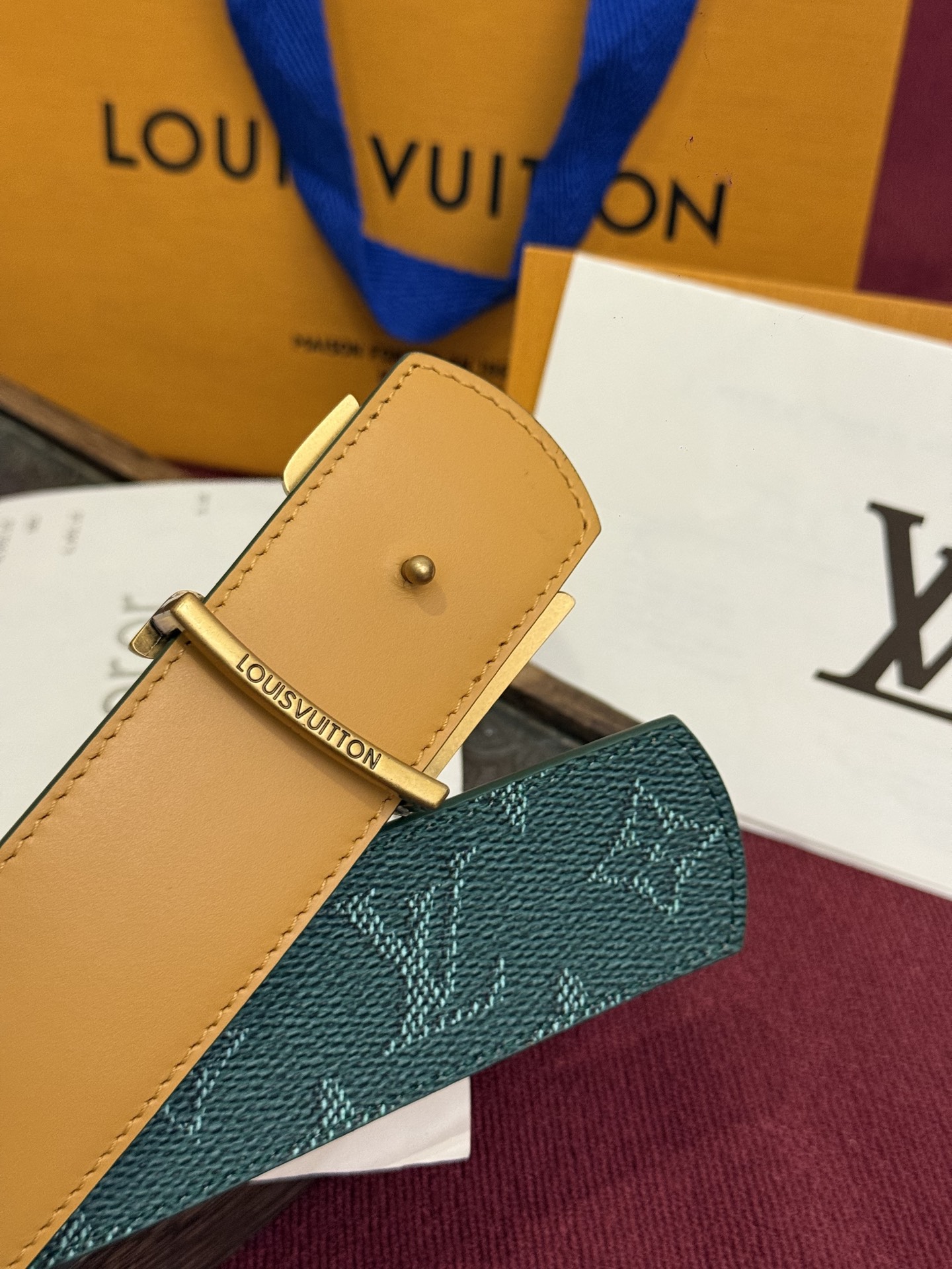 本款 LV Dimension Monogram Midnight 40 毫米双面腰带以前卫大胆的单色现
