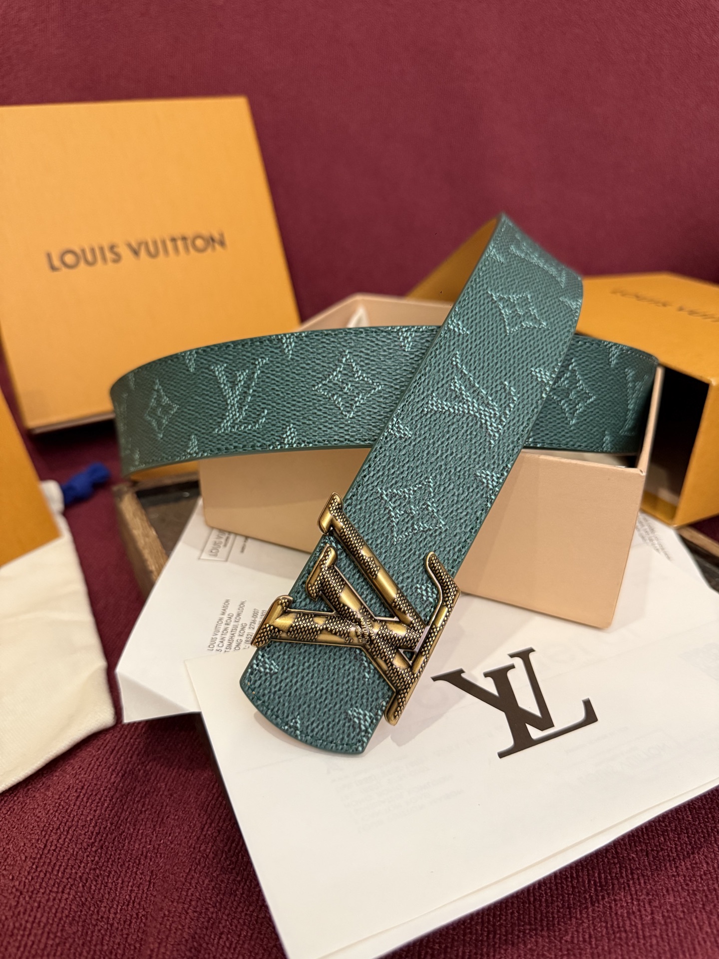 本款 LV Dimension Monogram Midnight 40 毫米双面腰带以前卫大胆的单色现