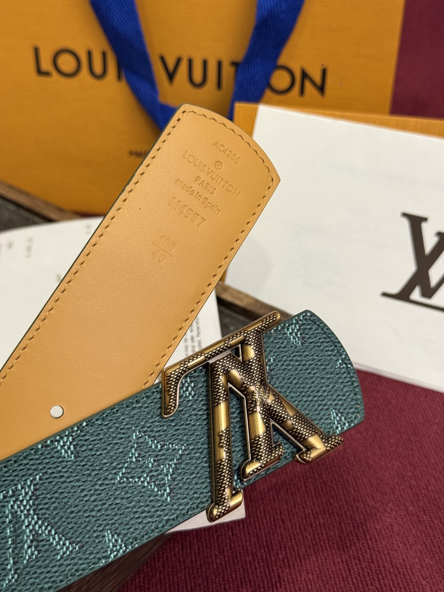 本款 LV Dimension Monogram Midnight 40 毫米双面腰带以前卫大胆的单色现