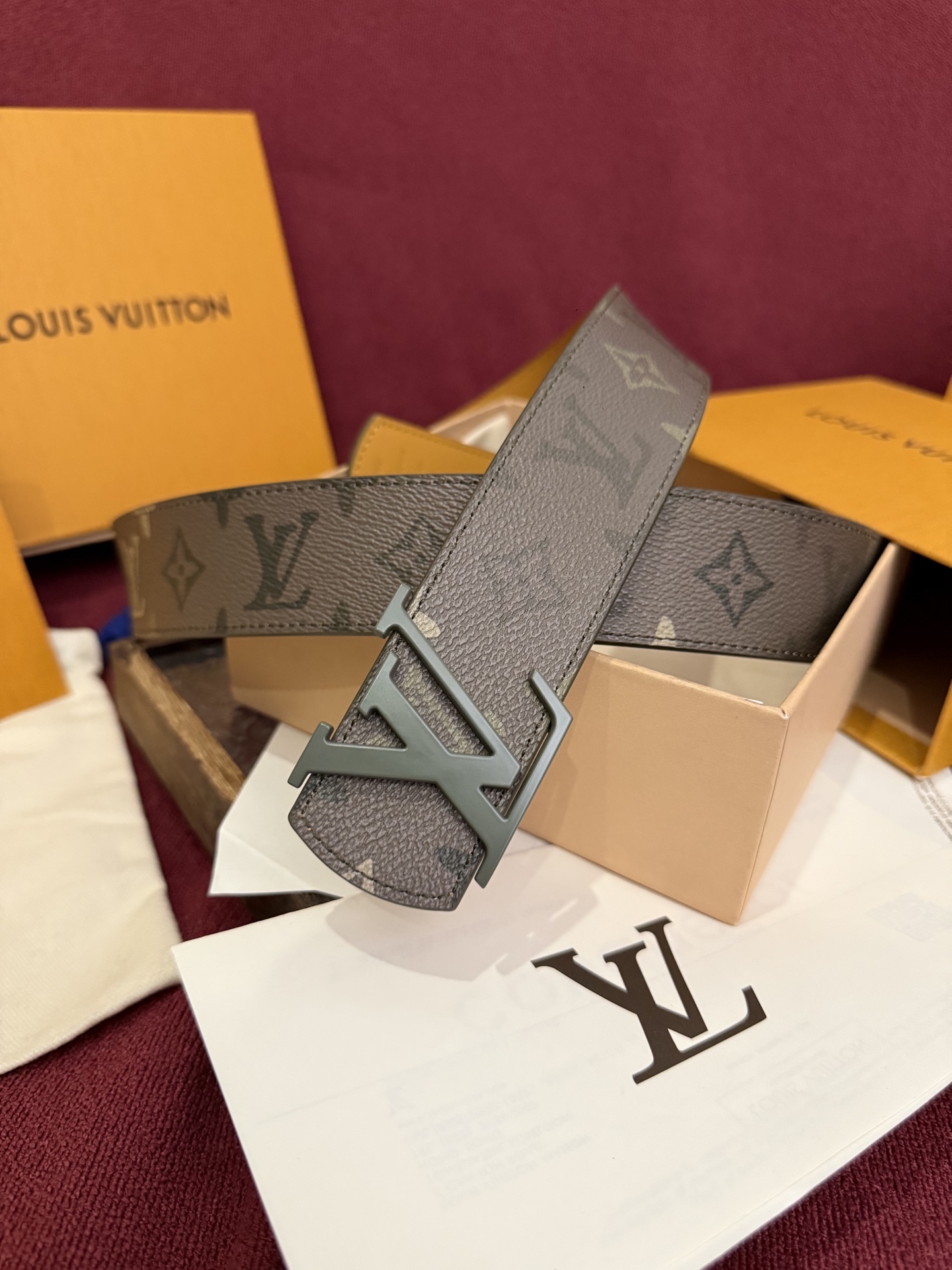 本款 LV Dimension Monogram Midnight 40 毫米双面腰带以前卫大胆的单色现