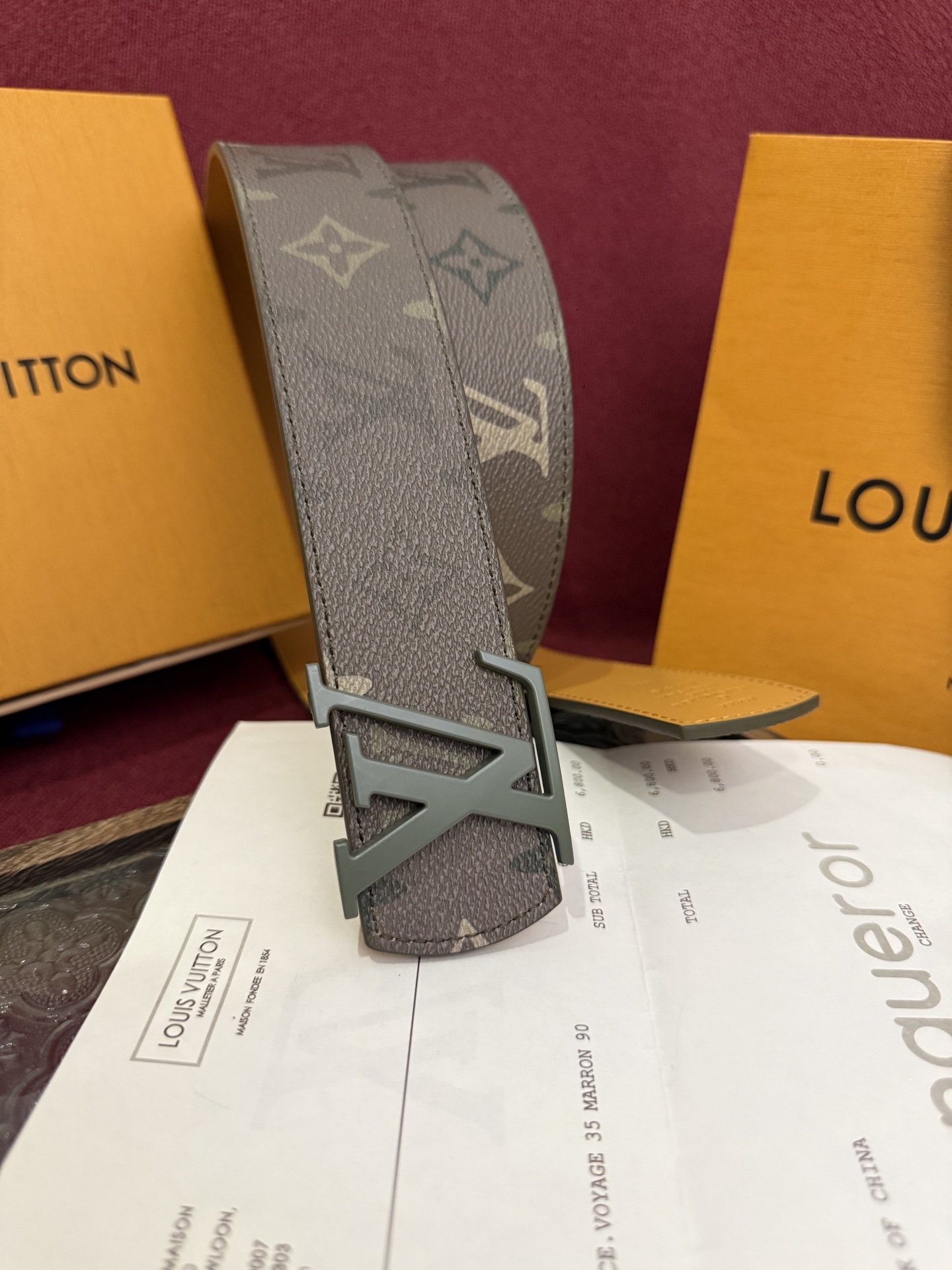 本款 LV Dimension Monogram Midnight 40 毫米双面腰带以前卫大胆的单色现