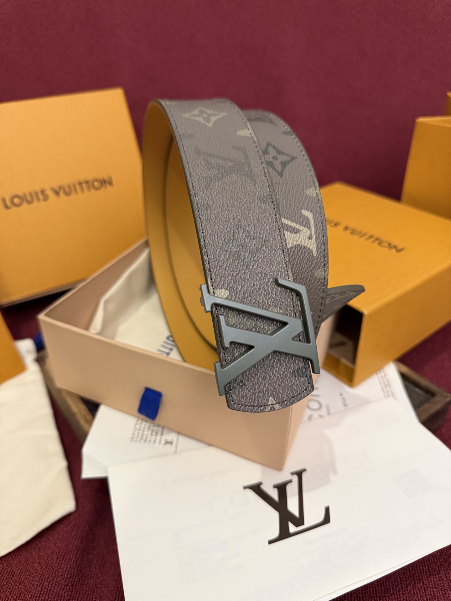 本款 LV Dimension Monogram Midnight 40 毫米双面腰带以前卫大胆的单色现