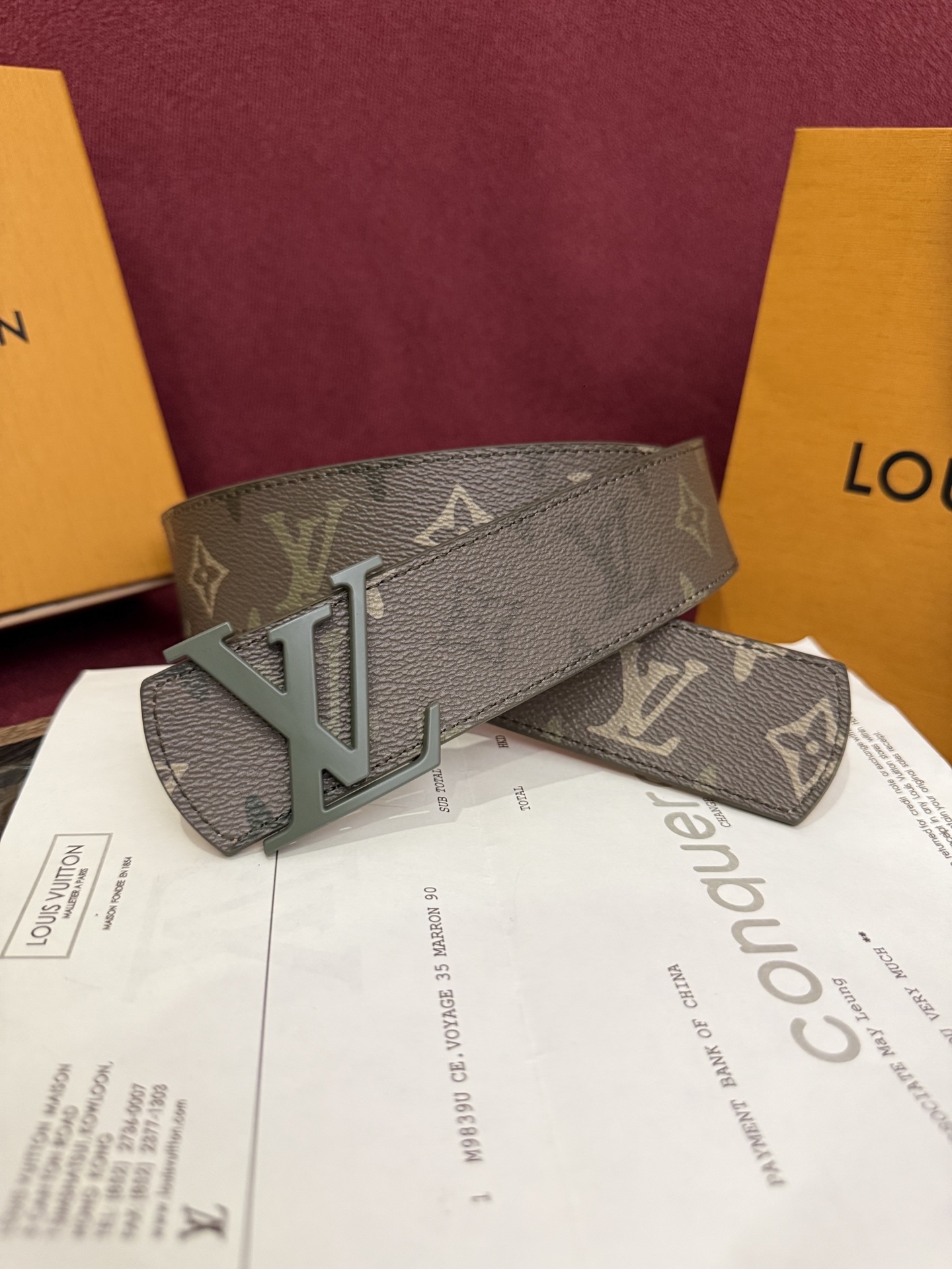 本款 LV Dimension Monogram Midnight 40 毫米双面腰带以前卫大胆的单色现