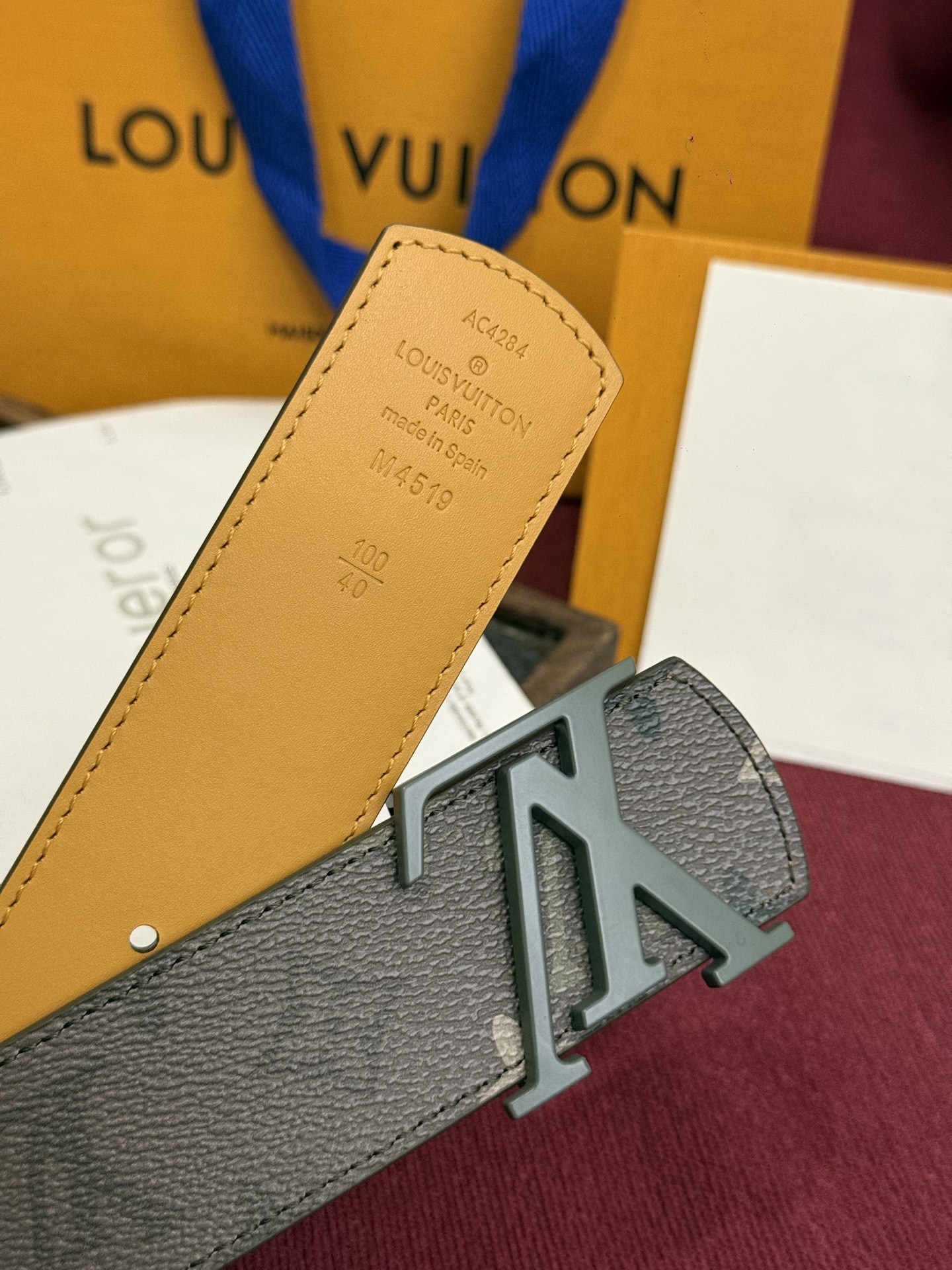 本款 LV Dimension Monogram Midnight 40 毫米双面腰带以前卫大胆的单色现