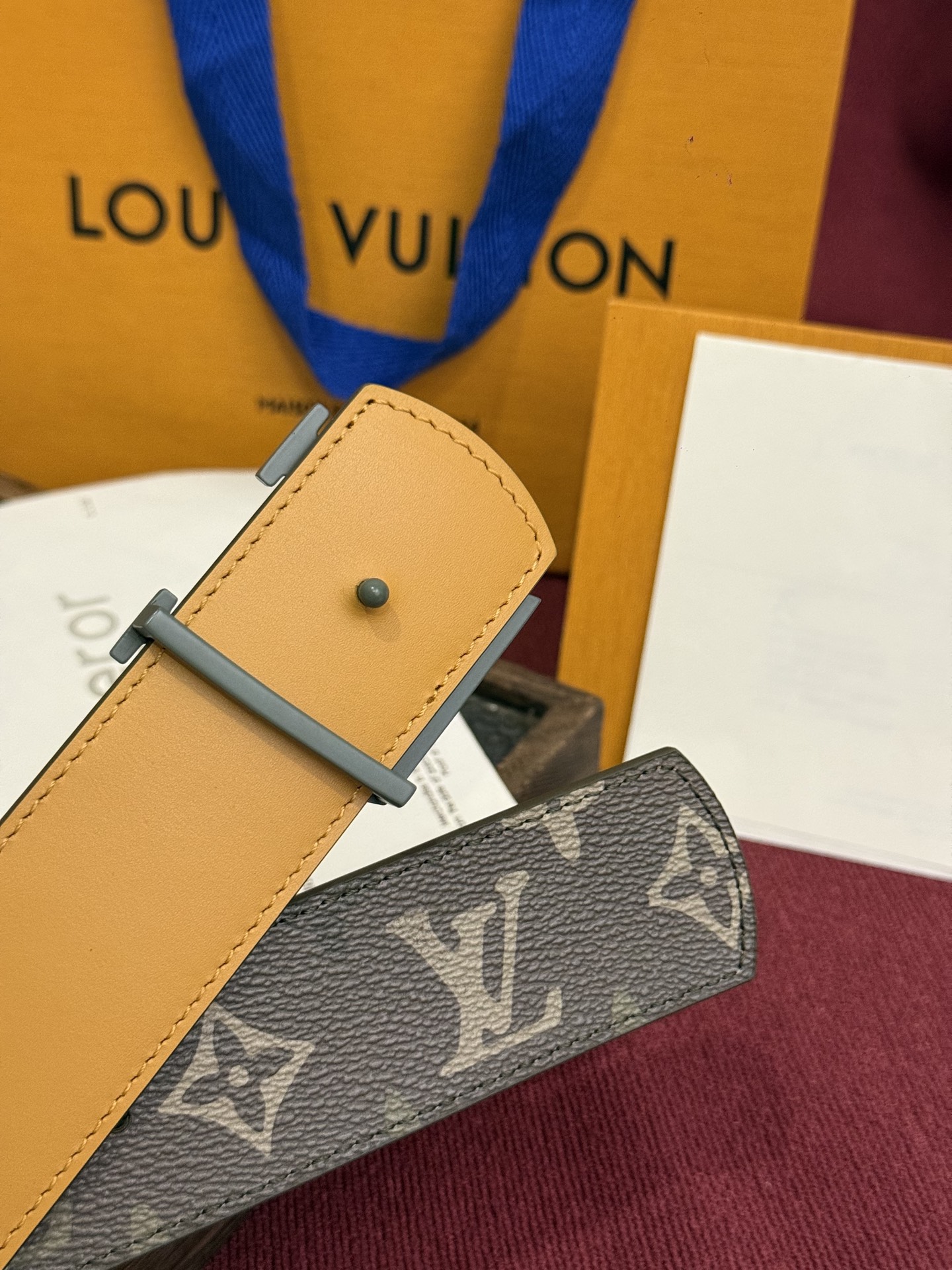 本款 LV Dimension Monogram Midnight 40 毫米双面腰带以前卫大胆的单色现