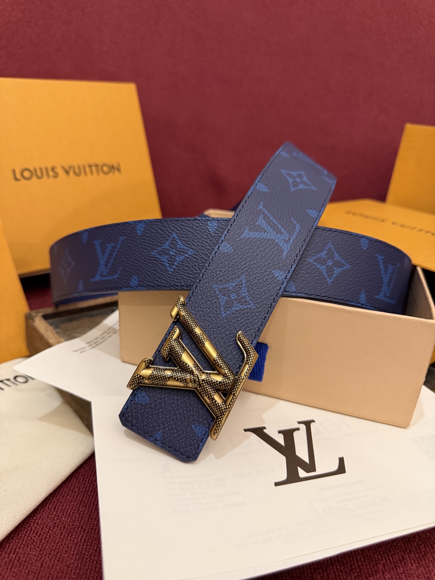 本款 LV Dimension Monogram Midnight 40 毫米双面腰带以前卫大胆的单色现
