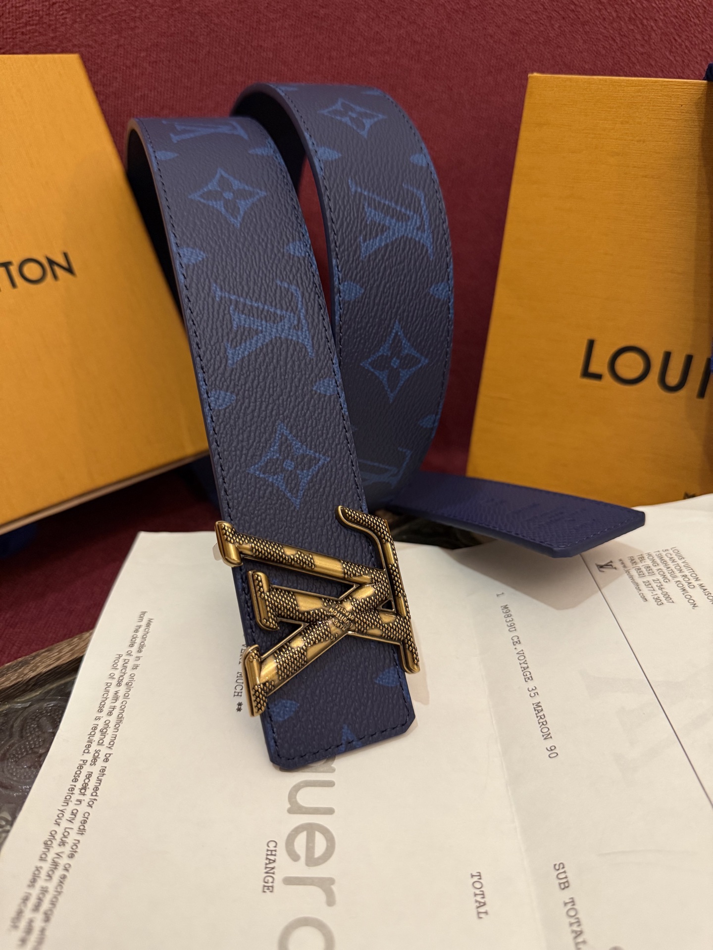 本款 LV Dimension Monogram Midnight 40 毫米双面腰带以前卫大胆的单色现