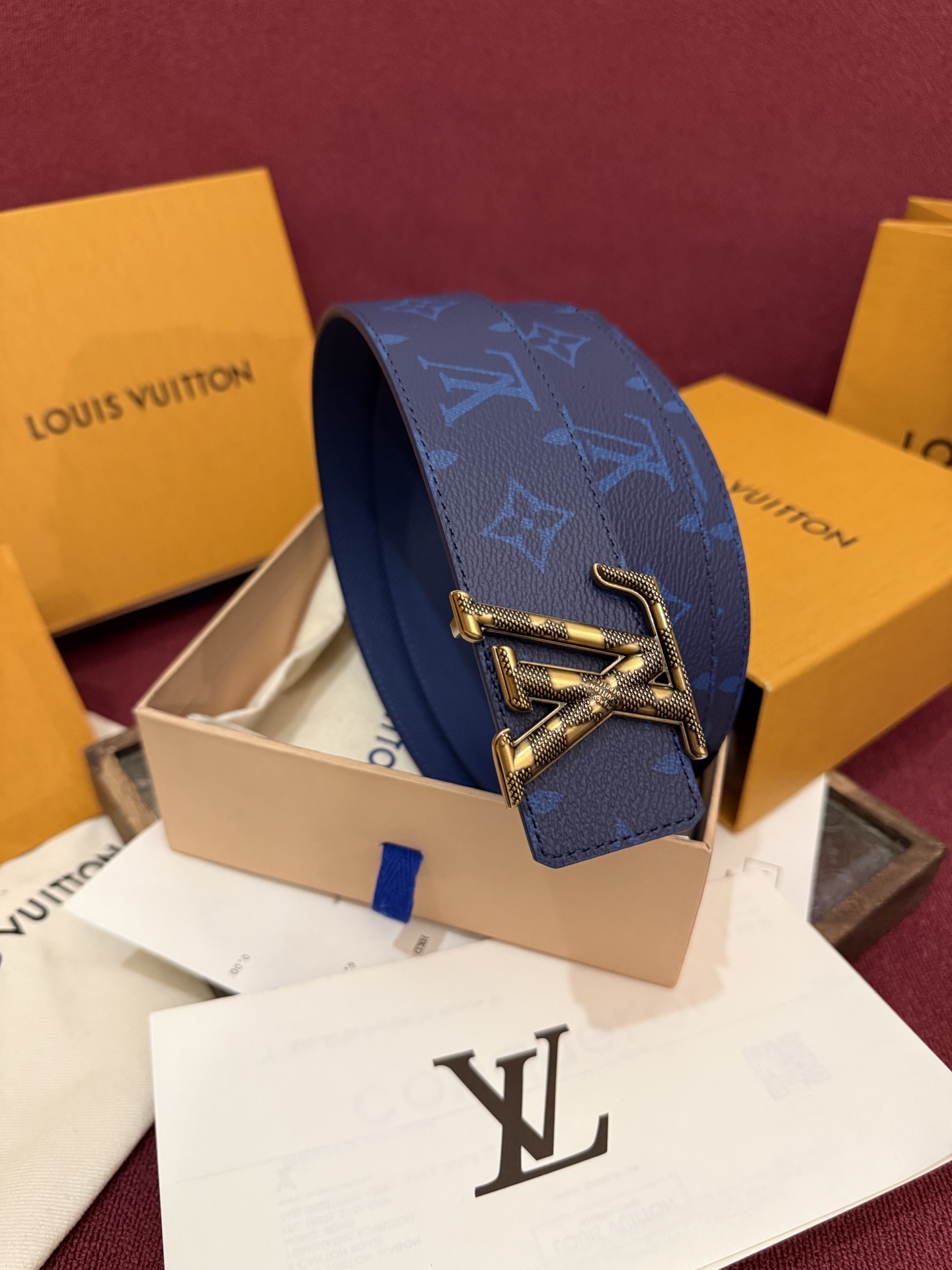 本款 LV Dimension Monogram Midnight 40 毫米双面腰带以前卫大胆的单色现