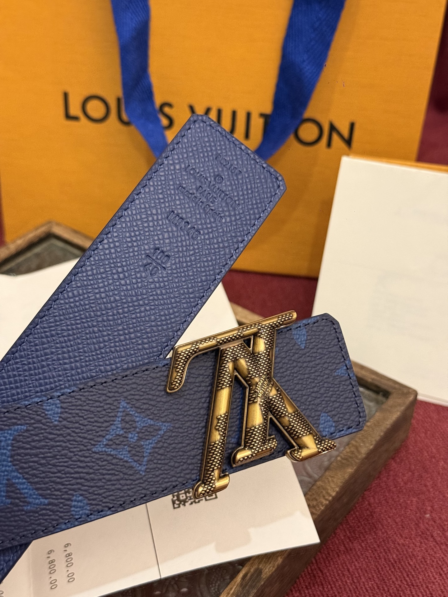 本款 LV Dimension Monogram Midnight 40 毫米双面腰带以前卫大胆的单色现