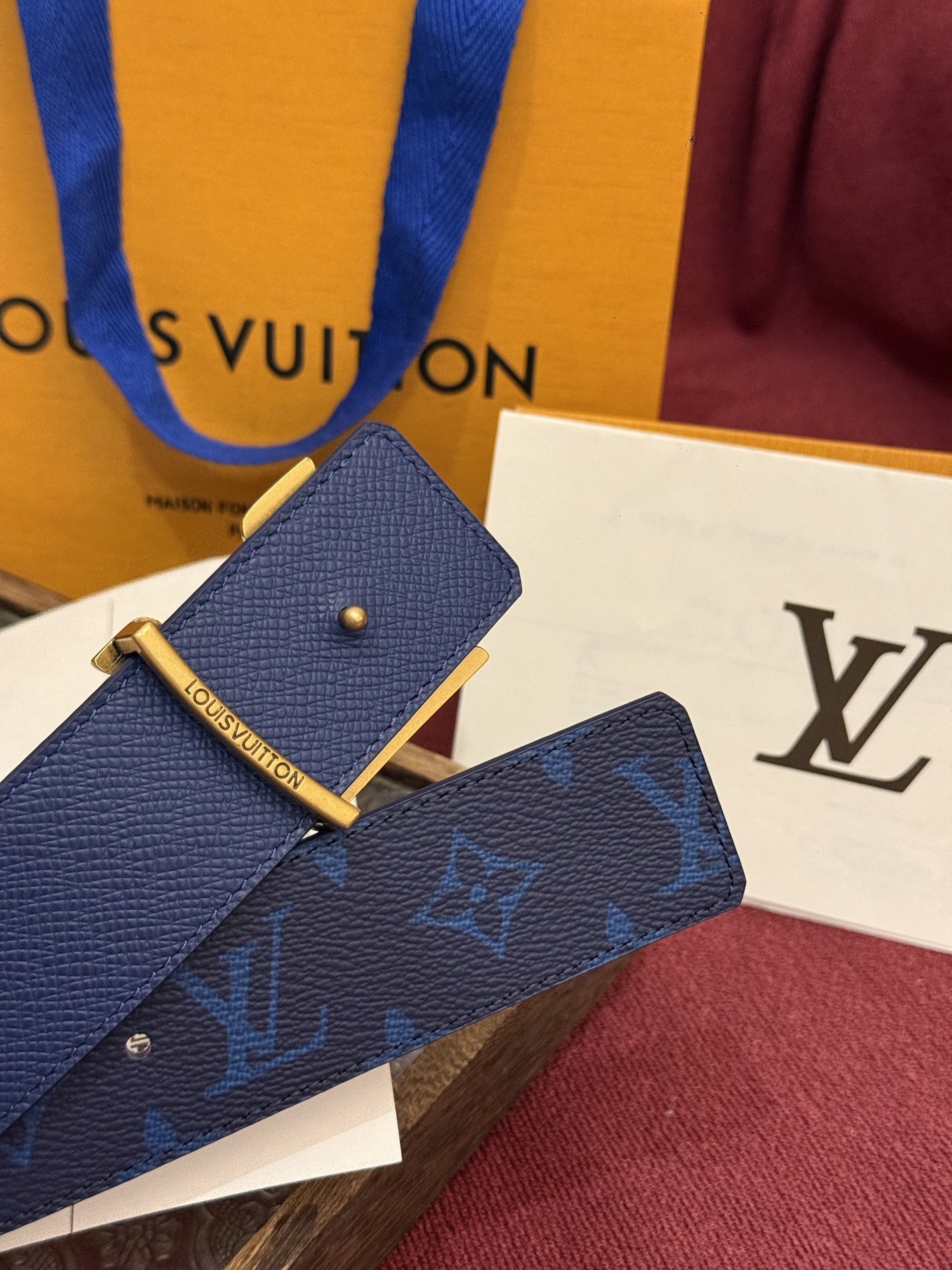 本款 LV Dimension Monogram Midnight 40 毫米双面腰带以前卫大胆的单色现