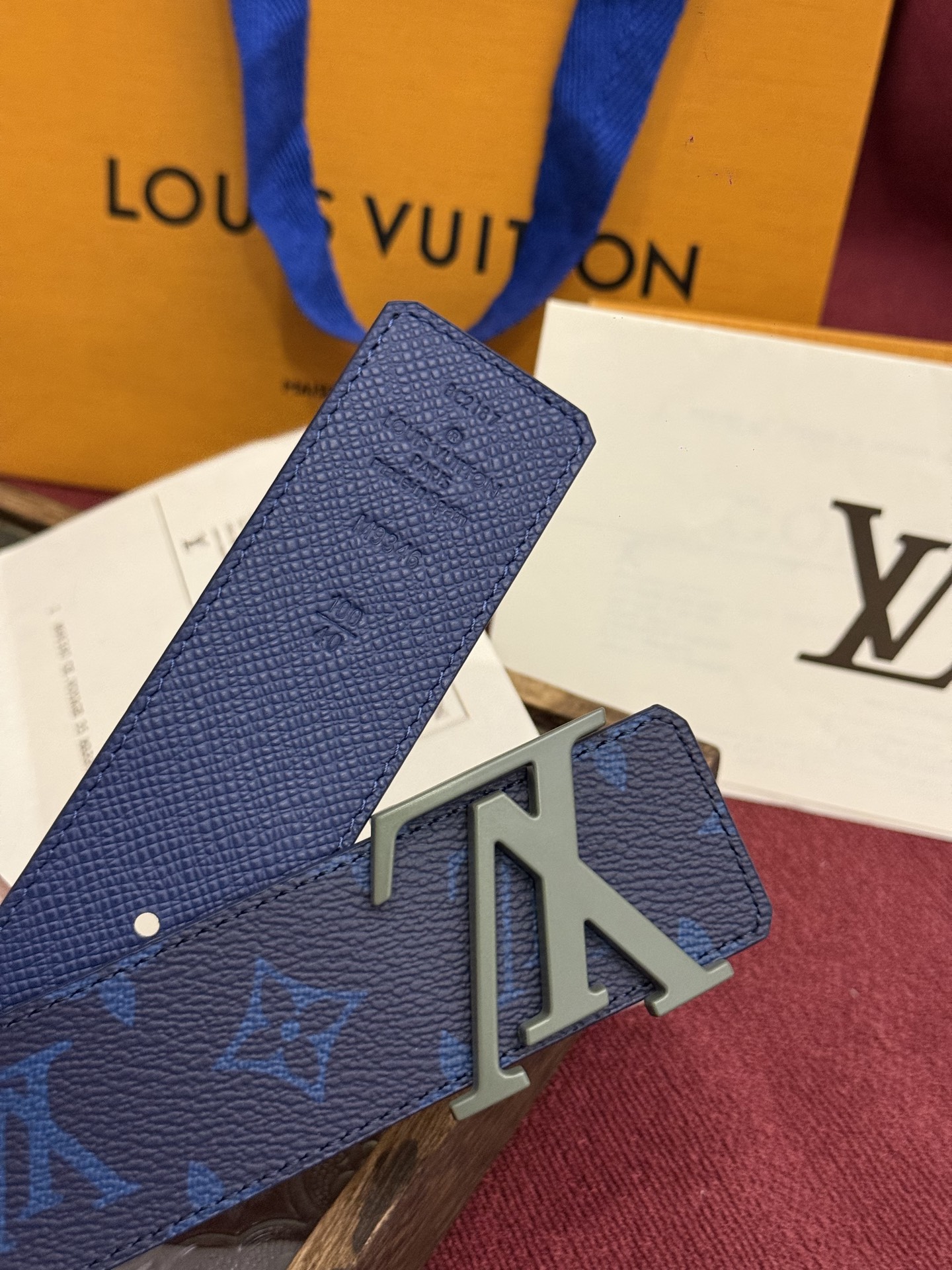 本款 LV Dimension Monogram Midnight 40 毫米双面腰带以前卫大胆的单色现