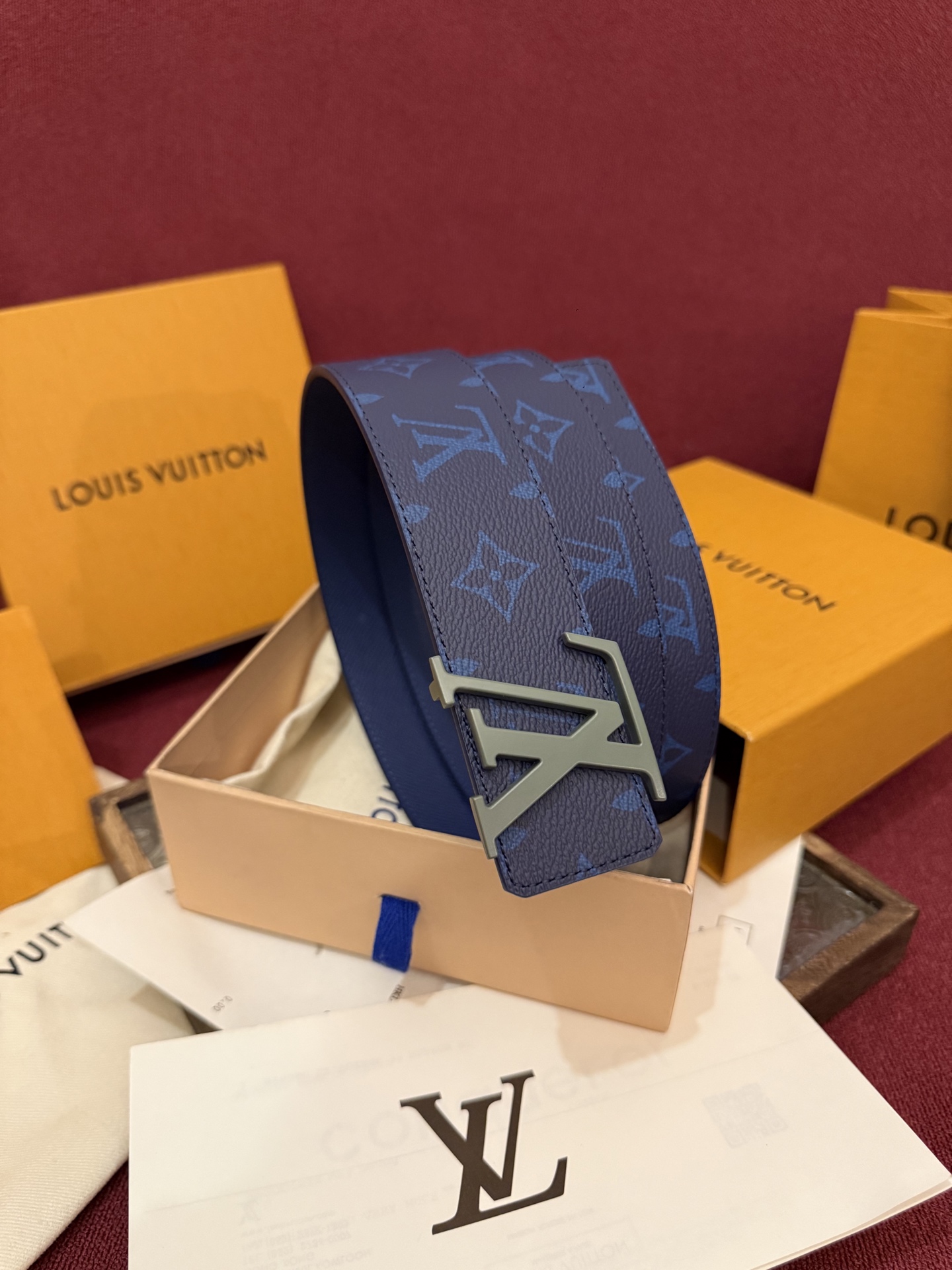 本款 LV Dimension Monogram Midnight 40 毫米双面腰带以前卫大胆的单色现