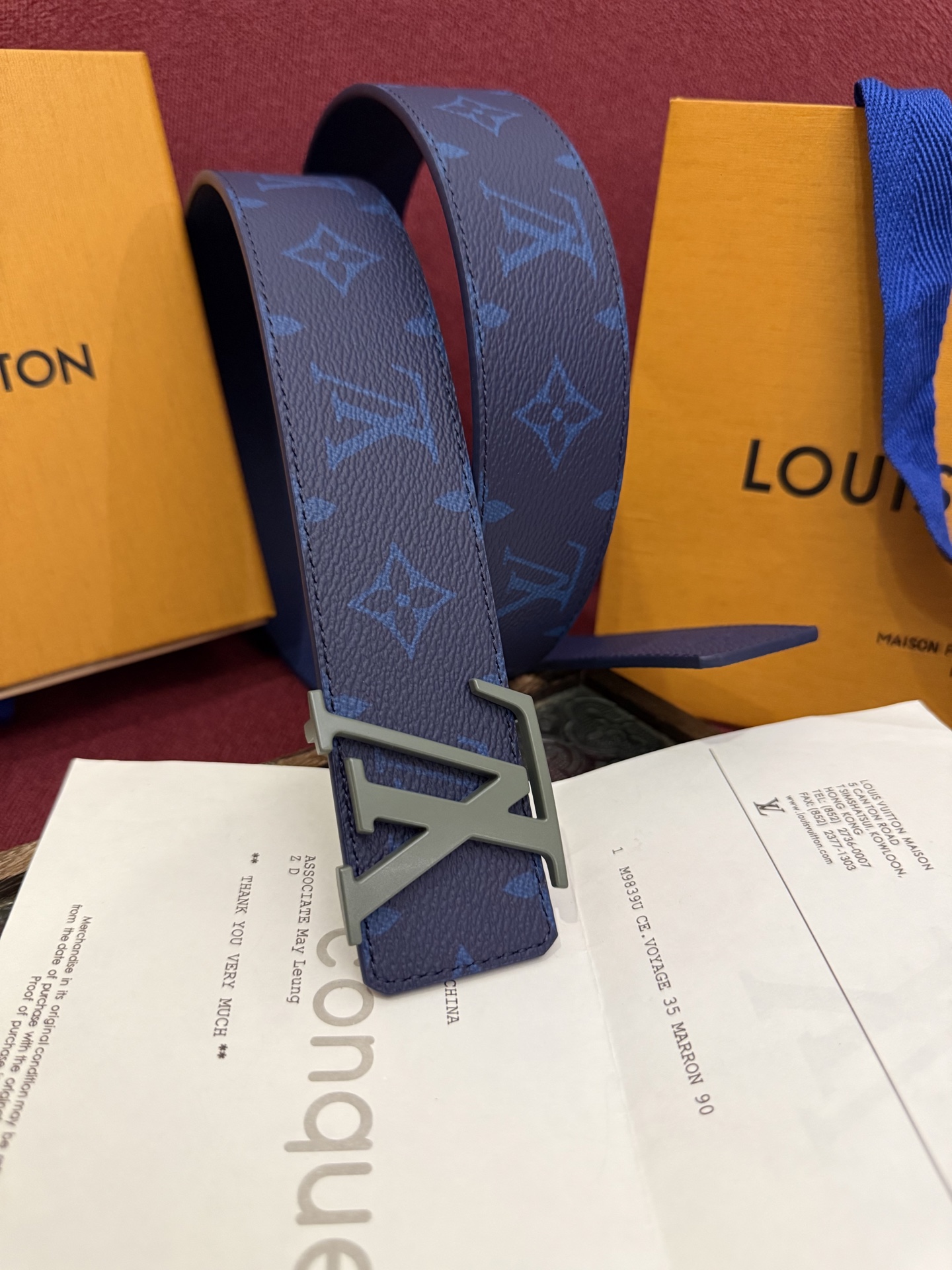 本款 LV Dimension Monogram Midnight 40 毫米双面腰带以前卫大胆的单色现