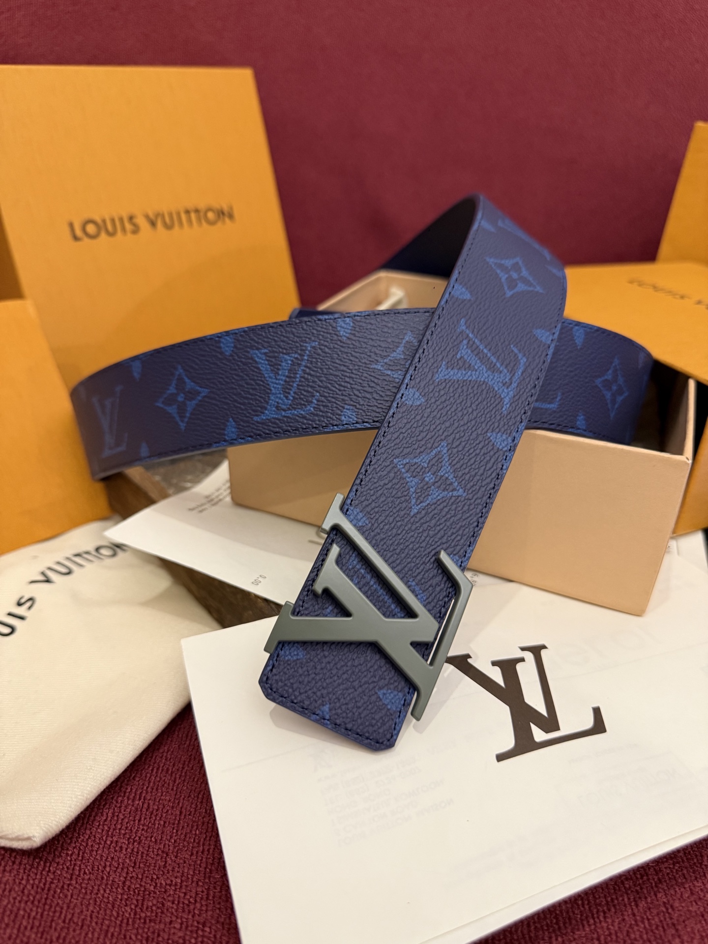 本款 LV Dimension Monogram Midnight 40 毫米双面腰带以前卫大胆的单色现