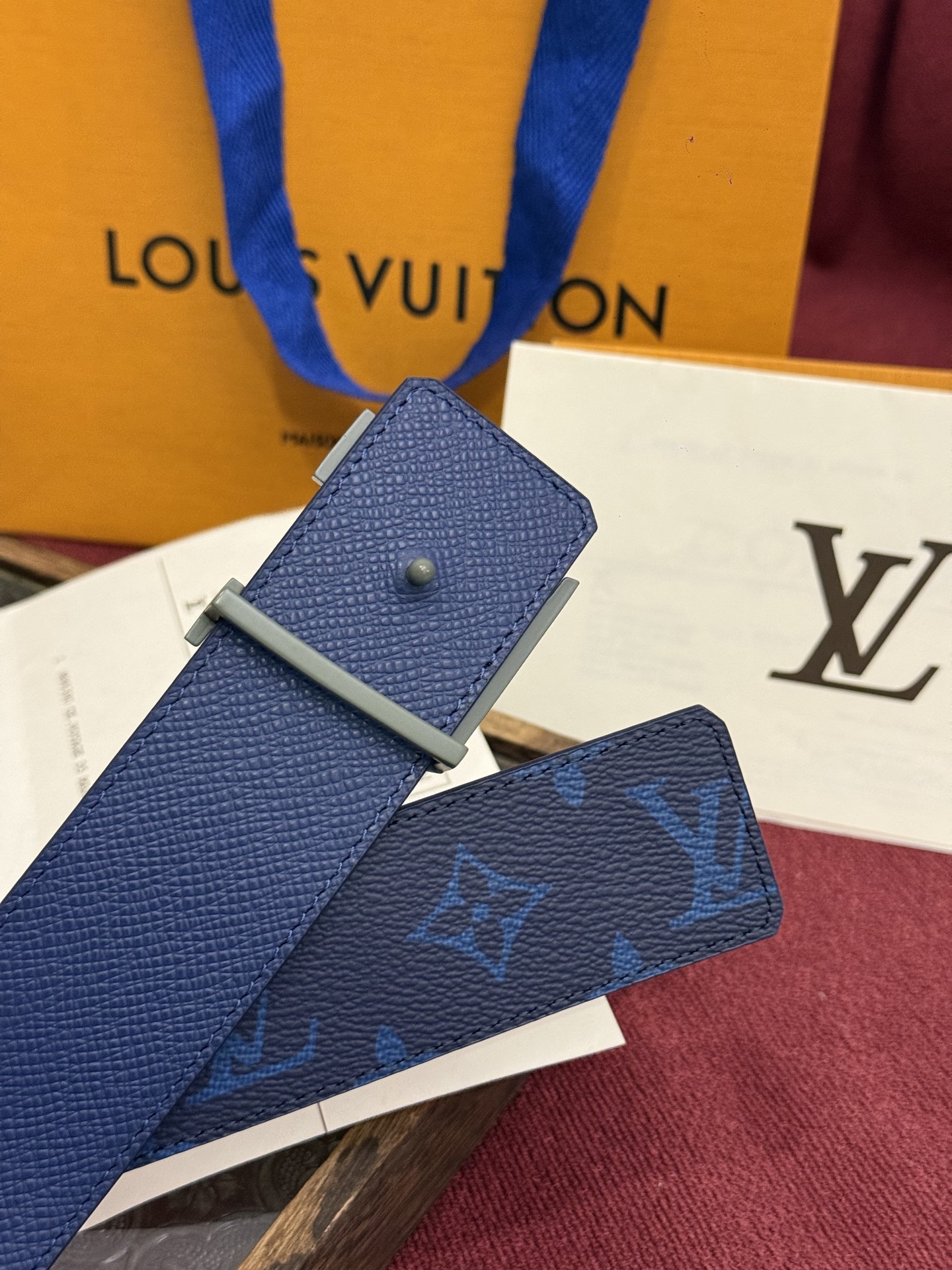 本款 LV Dimension Monogram Midnight 40 毫米双面腰带以前卫大胆的单色现