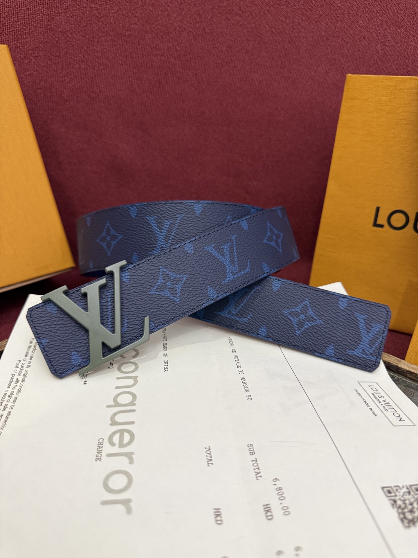 本款 LV Dimension Monogram Midnight 40 毫米双面腰带以前卫大胆的单色现