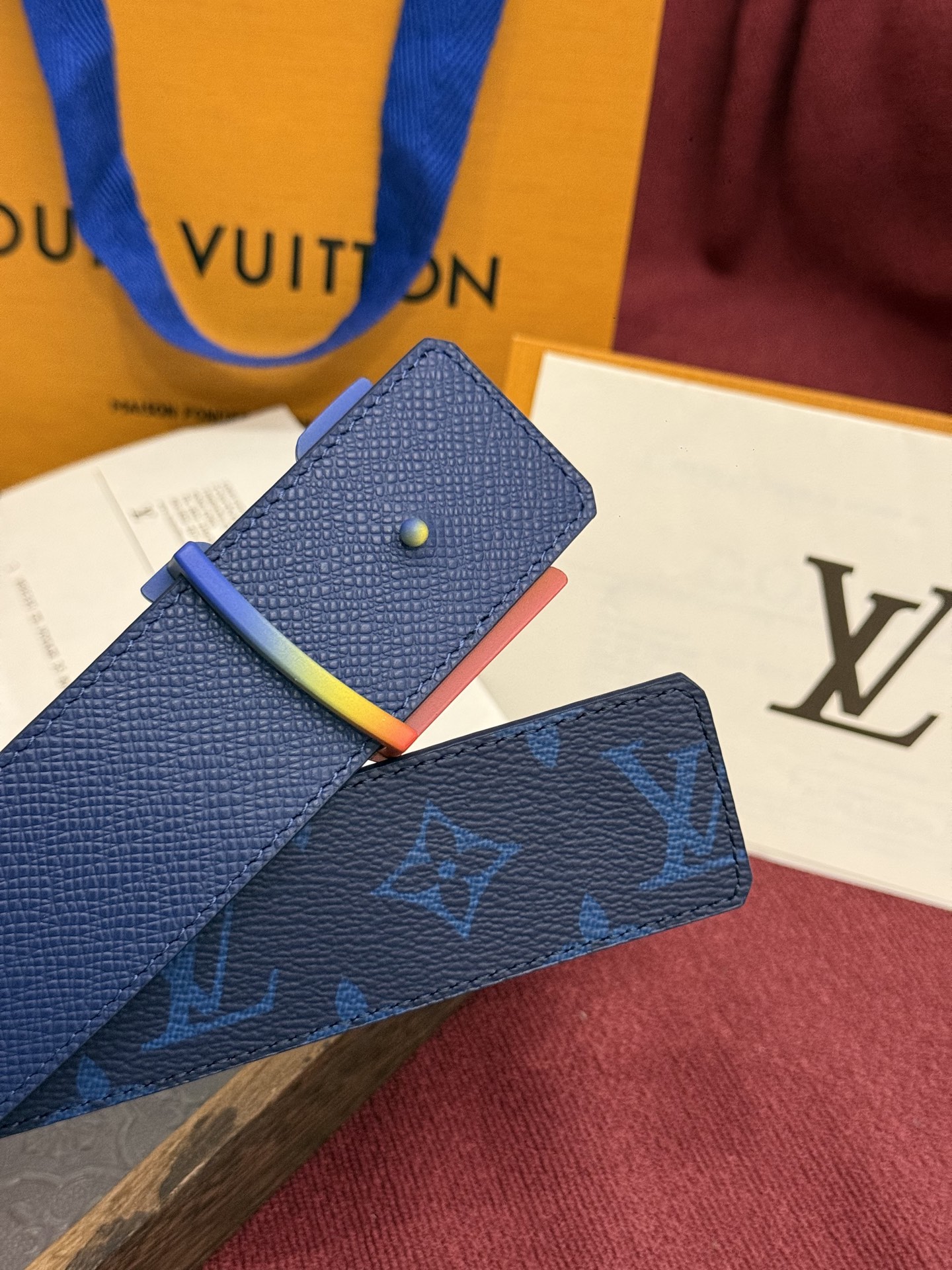 本款 LV Dimension Monogram Midnight 40 毫米双面腰带以前卫大胆的单色现