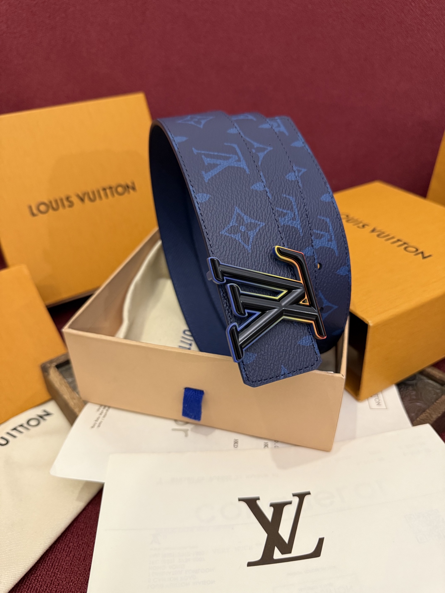 本款 LV Dimension Monogram Midnight 40 毫米双面腰带以前卫大胆的单色现