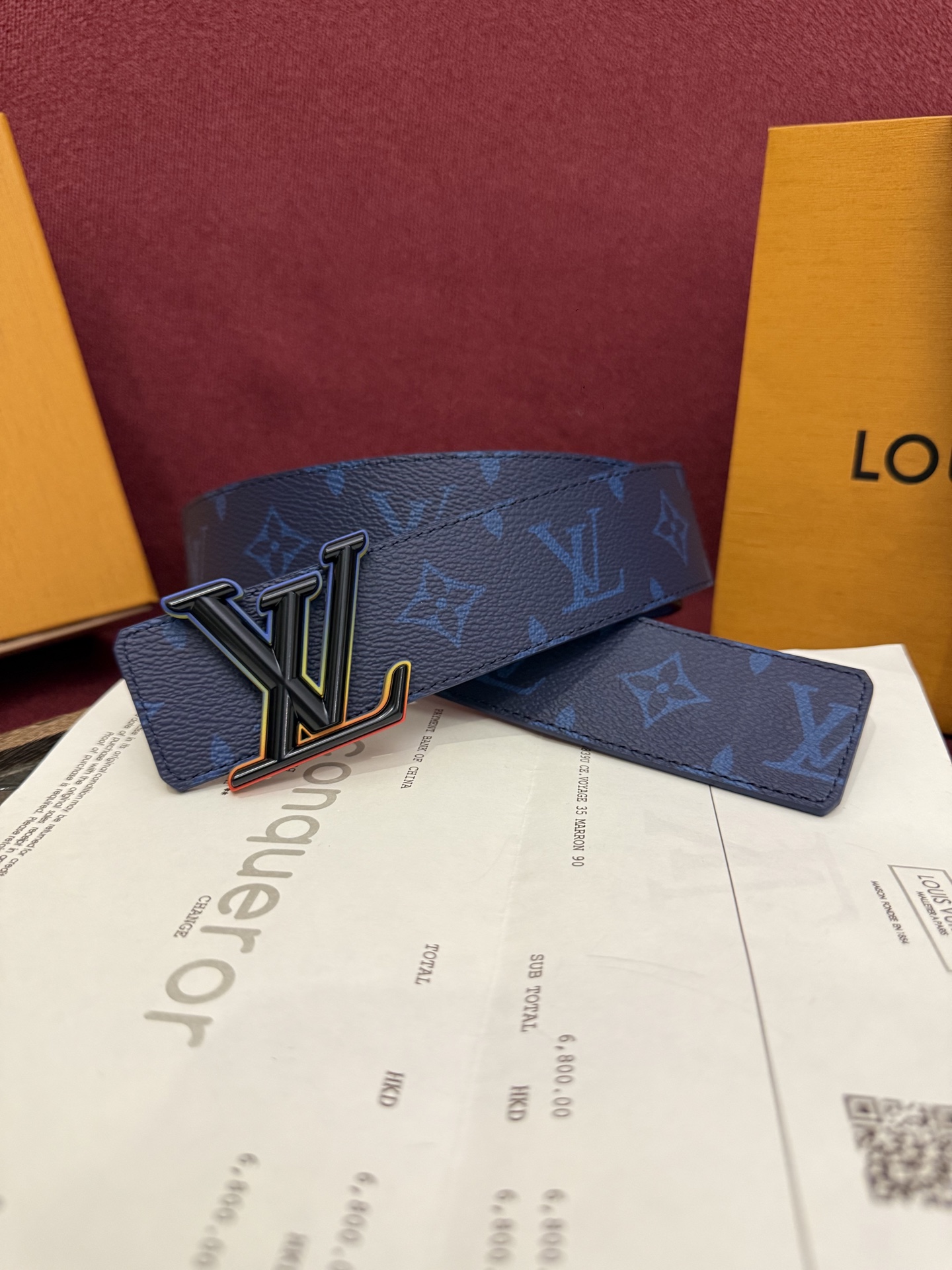 本款 LV Dimension Monogram Midnight 40 毫米双面腰带以前卫大胆的单色现
