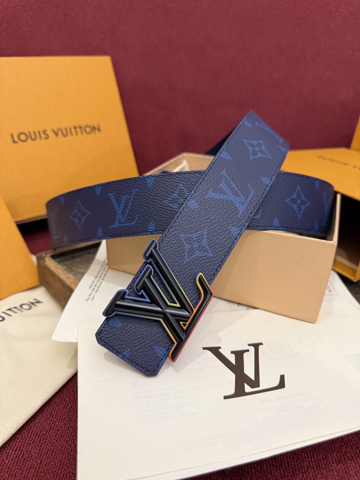 本款 LV Dimension Monogram Midnight 40 毫米双面腰带以前卫大胆的单色现
