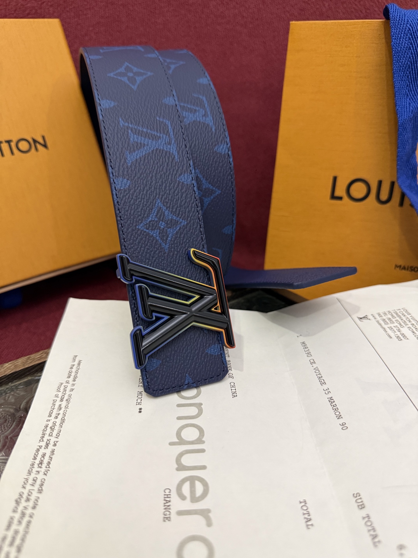 本款 LV Dimension Monogram Midnight 40 毫米双面腰带以前卫大胆的单色现