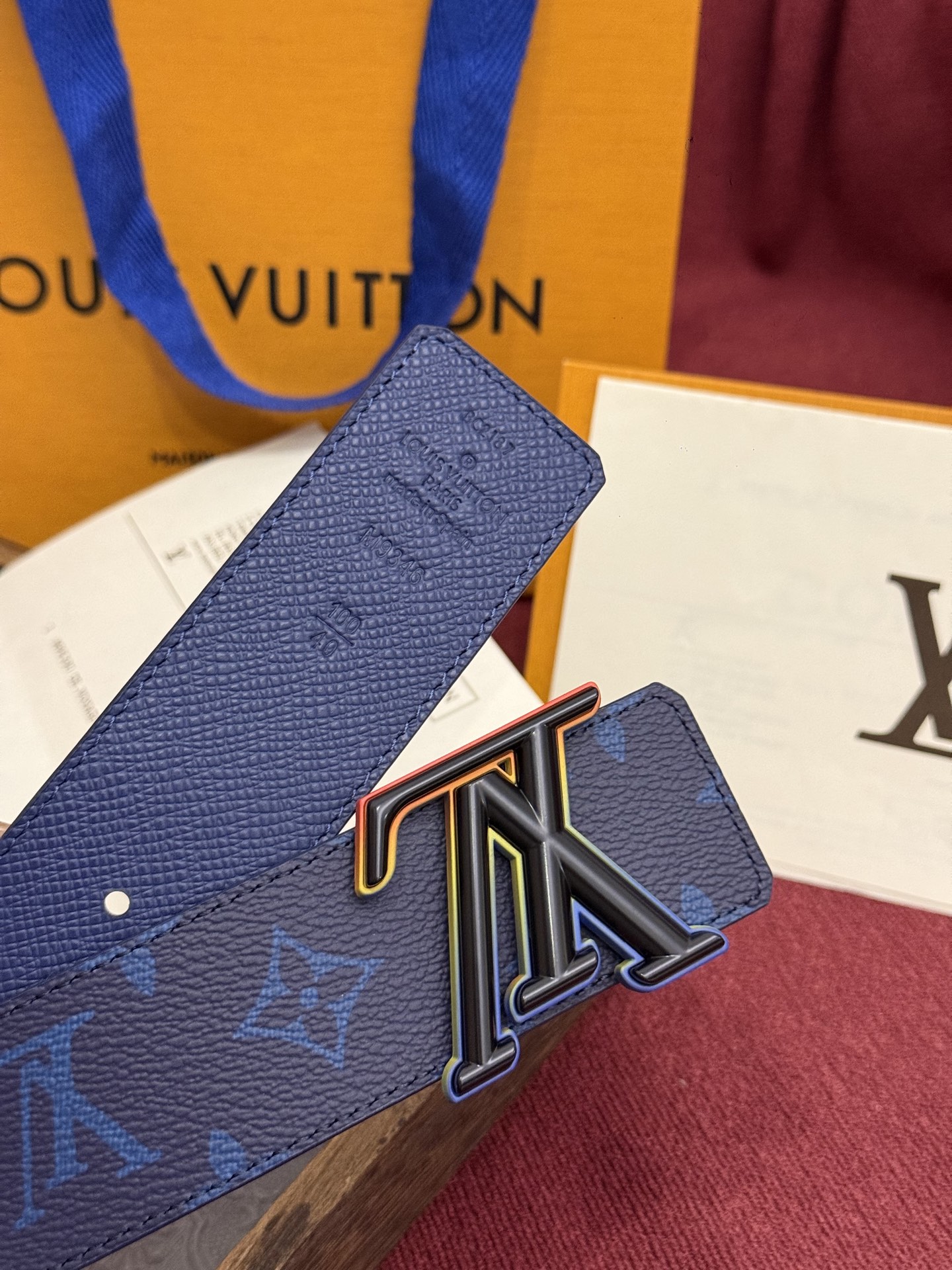 本款 LV Dimension Monogram Midnight 40 毫米双面腰带以前卫大胆的单色现